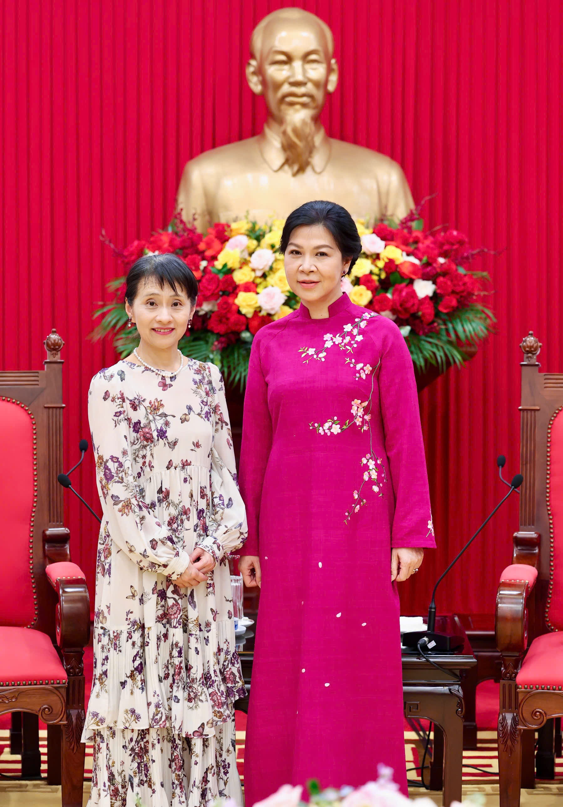 Phu nhân Tổng Bí thư cùng Phu nhân Thủ tướng Nhật Bản trải nghiệm làm bánh cốm- Ảnh 1.
