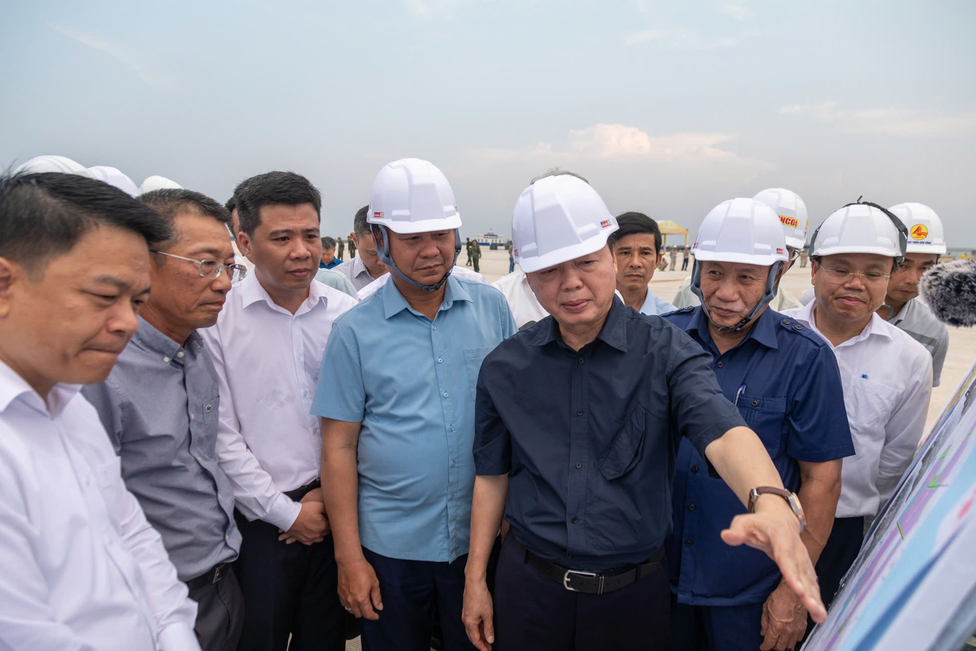 Kiểm tra thực tế 2 dự &aacute;n trọng điểm, Ph&oacute; Thủ tướng Trần Hồng H&agrave; lưu &yacute; Quảng Trị nhiều đầu việc - Ảnh 1.