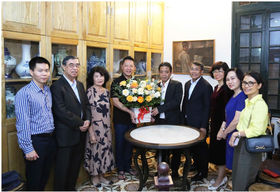 Ủy ban Quốc gia UNESCO Việt Nam thăm, ch&uacute;c mừng gia đ&igrave;nh cố nhạc sĩ Ho&agrave;ng V&acirc;n- Ảnh 6.