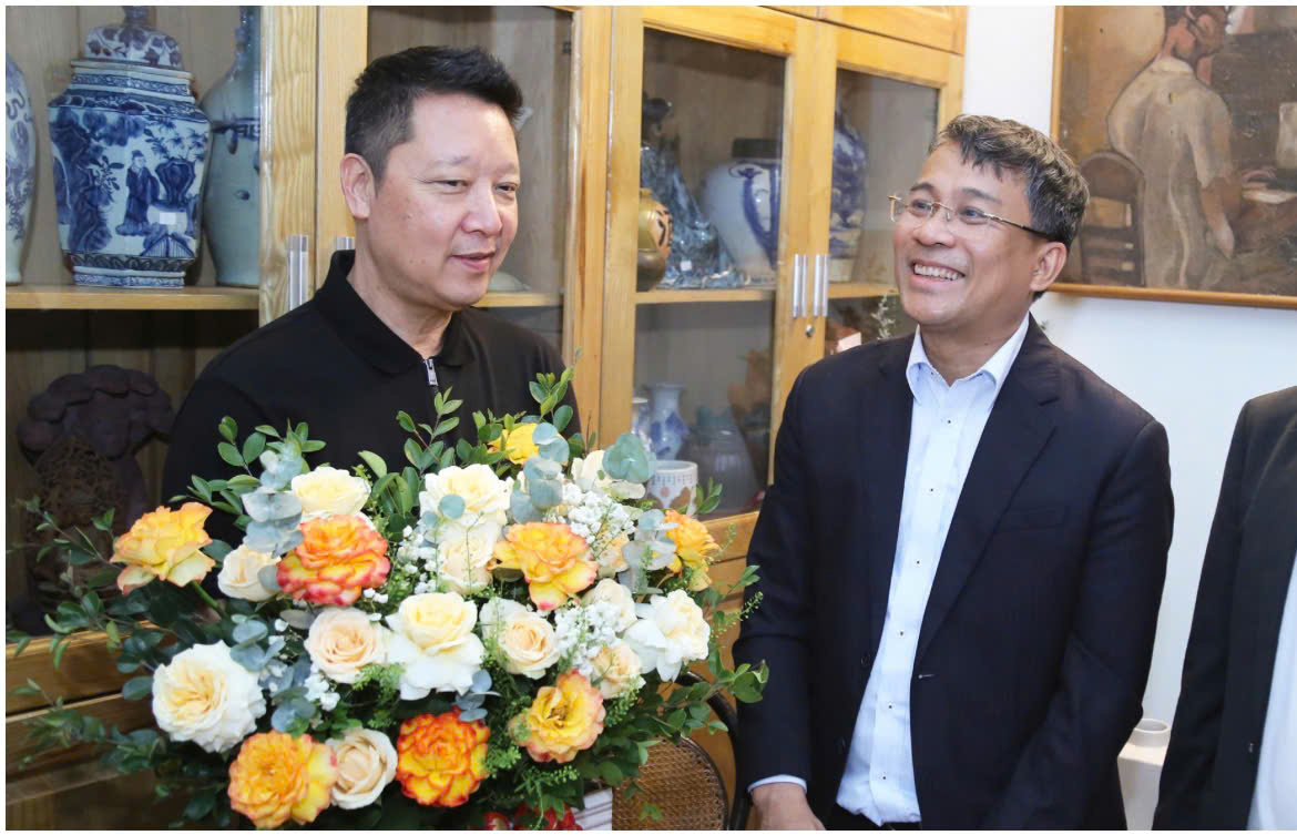 Ủy ban Quốc gia UNESCO Việt Nam thăm, ch&uacute;c mừng gia đ&igrave;nh cố nhạc sĩ Ho&agrave;ng V&acirc;n- Ảnh 4.