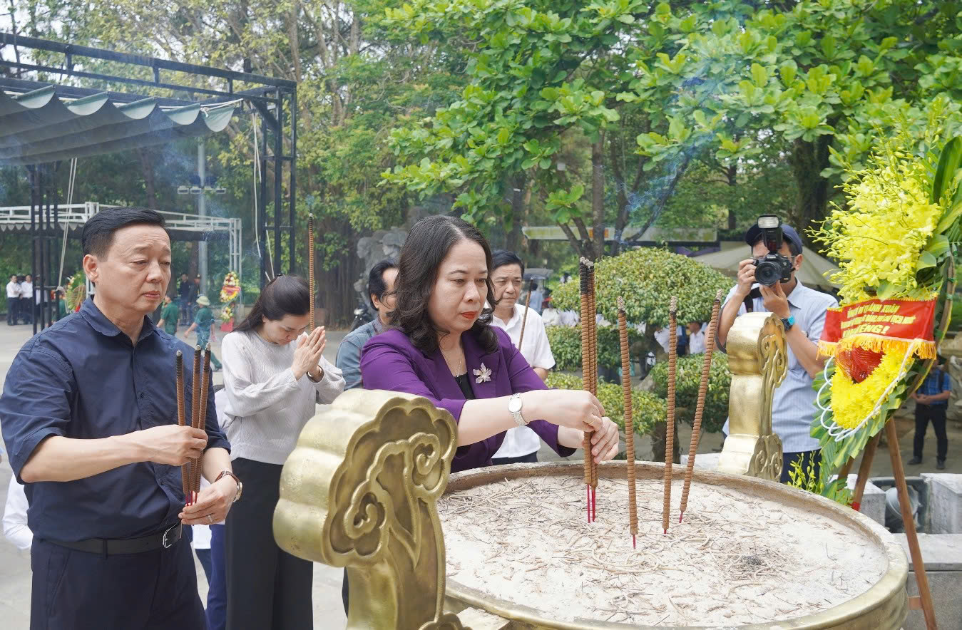Tri &acirc;n gia đ&igrave;nh ch&iacute;nh s&aacute;ch v&agrave; c&aacute;c anh h&ugrave;ng liệt sĩ tại Quảng Trị- Ảnh 3.