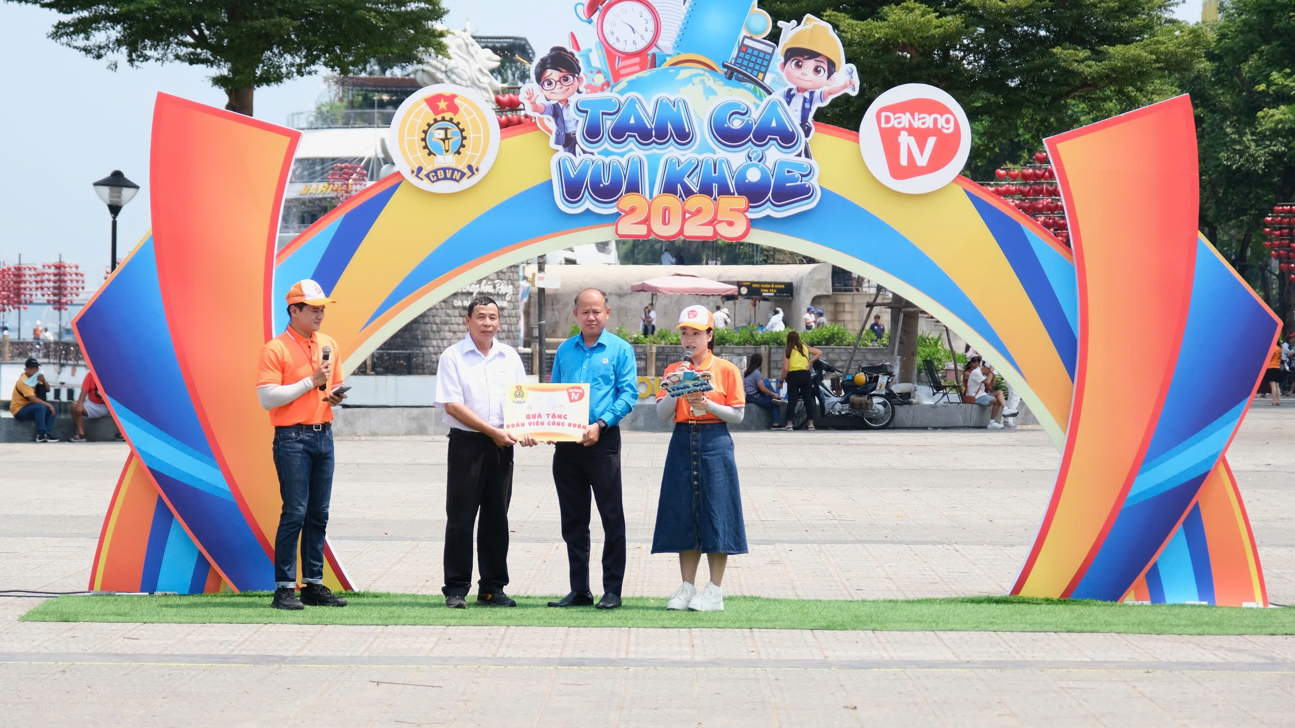 Game show dành riêng cho công nhân tại Đà Nẵng hấp dẫn ngay từ tập đầu tiên- Ảnh 2.