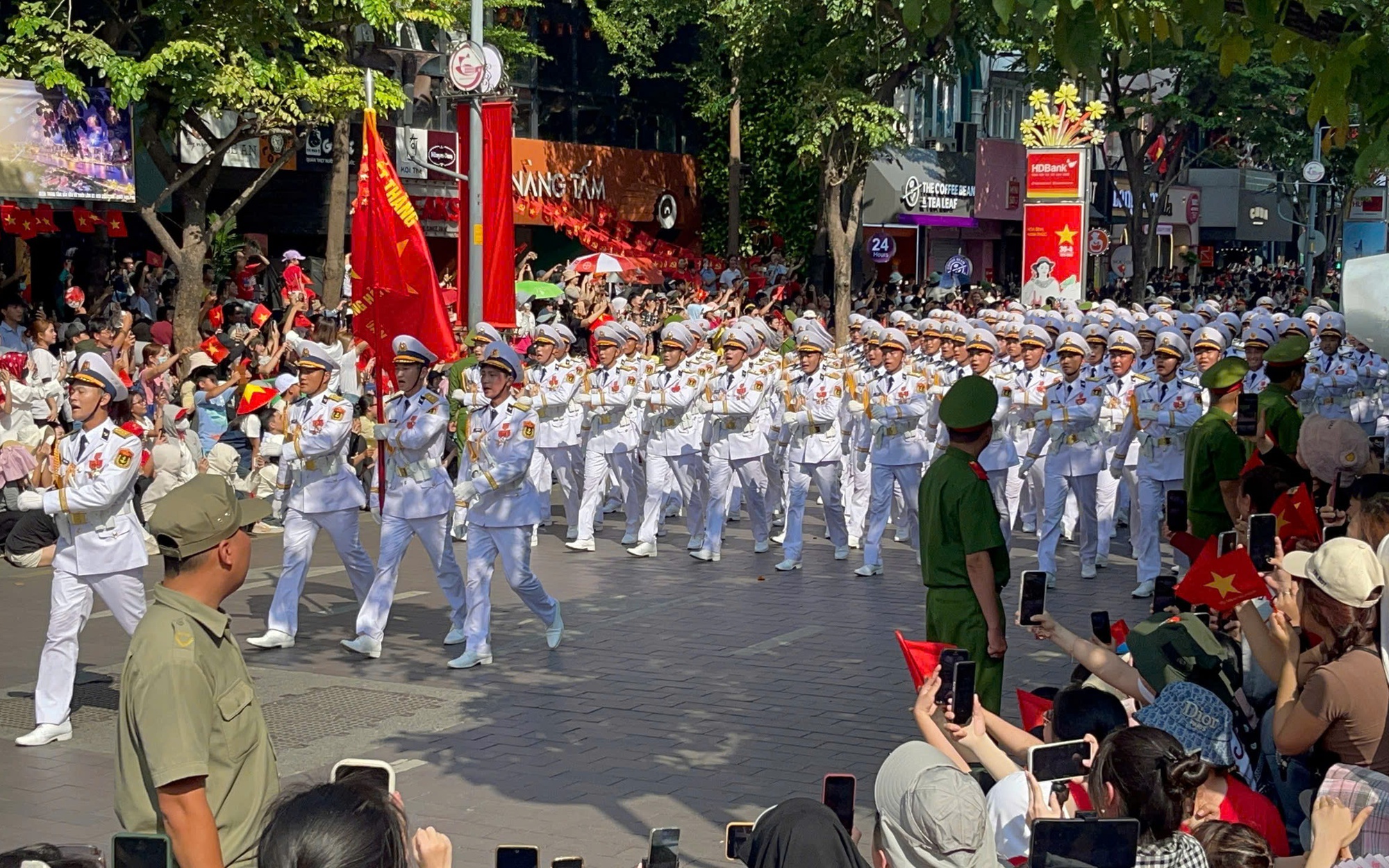 Giữ sự trang nghiêm, thể hiện lòng yêu nước đúng cách

