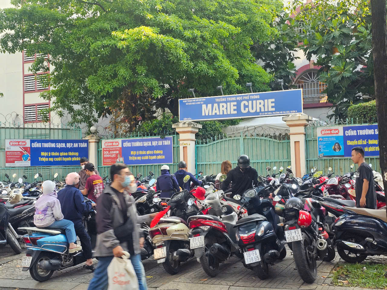 H&agrave;ng qu&aacute;n, b&atilde;i giữ xe qu&aacute; tải trong lễ tổng duyệt diễu binh - Ảnh 2.