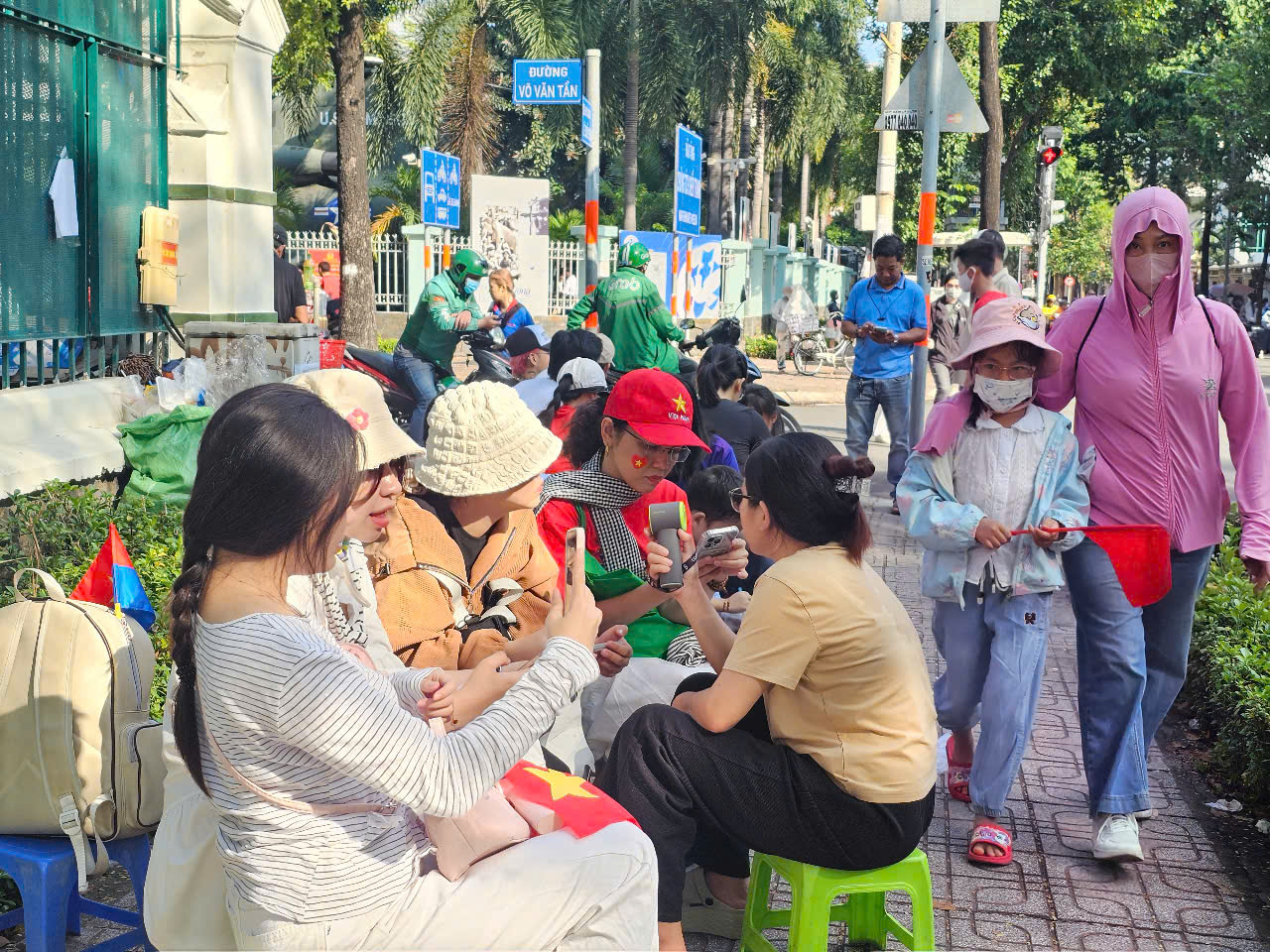H&agrave;ng qu&aacute;n, b&atilde;i giữ xe qu&aacute; tải trong lễ tổng duyệt diễu binh - Ảnh 7.