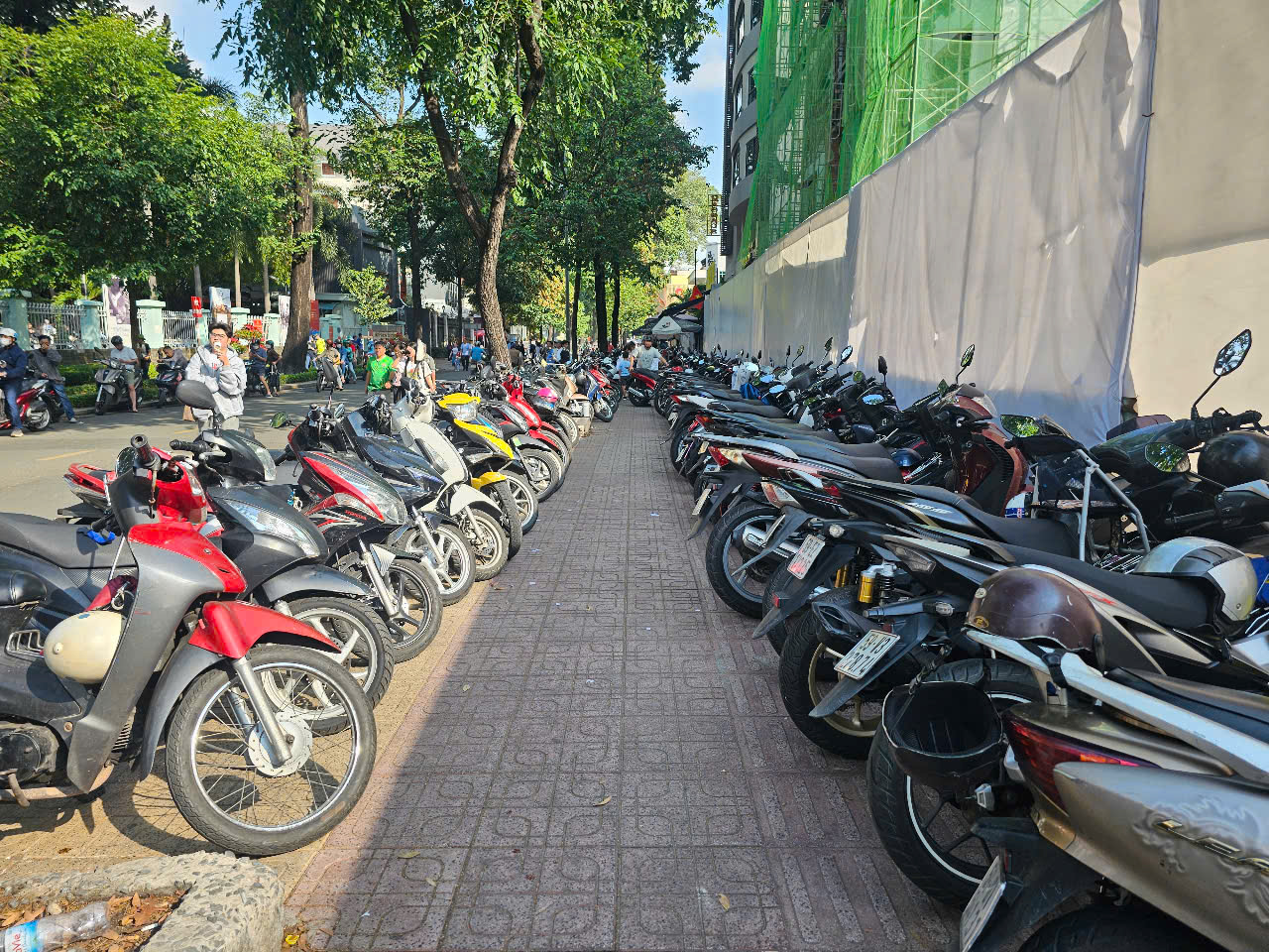 H&agrave;ng qu&aacute;n, b&atilde;i giữ xe qu&aacute; tải trong lễ tổng duyệt diễu binh - Ảnh 4.