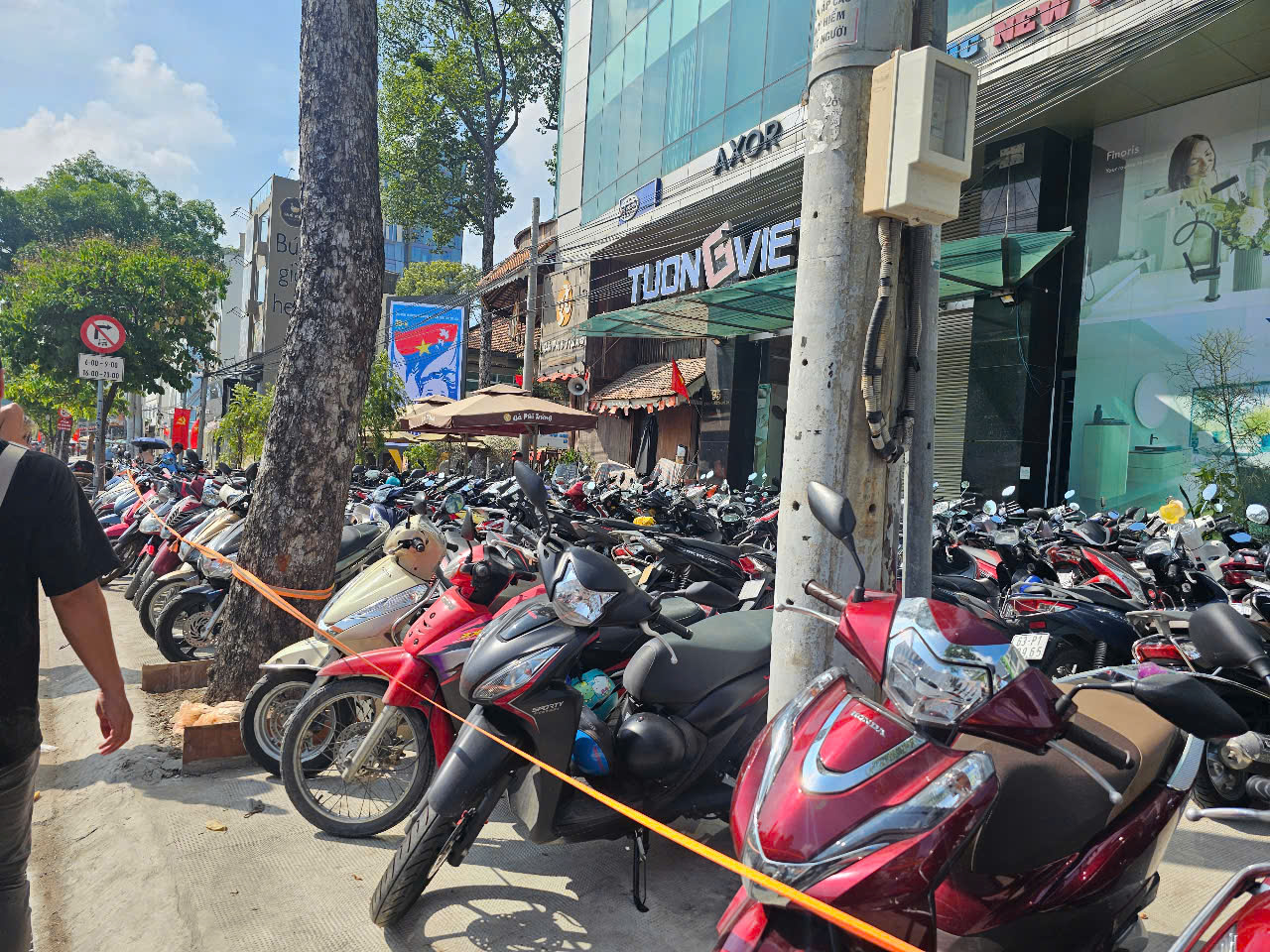 H&agrave;ng qu&aacute;n, b&atilde;i giữ xe qu&aacute; tải trong lễ tổng duyệt diễu binh - Ảnh 1.