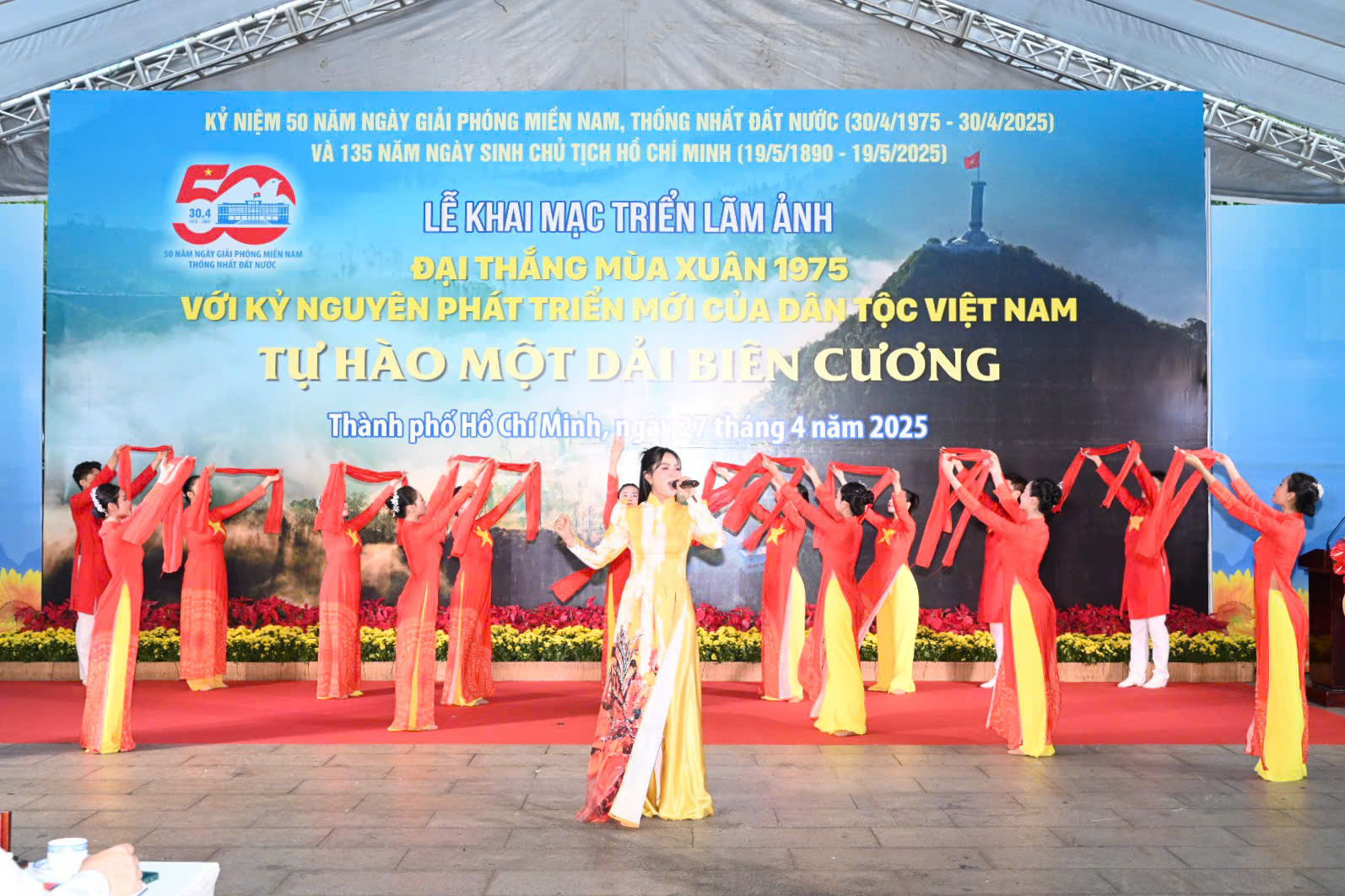 Khai mạc triển l&atilde;m &ldquo;Đại thắng M&ugrave;a Xu&acirc;n 1975 với Kỷ nguy&ecirc;n ph&aacute;t triển mới của d&acirc;n tộc Việt Nam&rdquo;  - Ảnh 8.
