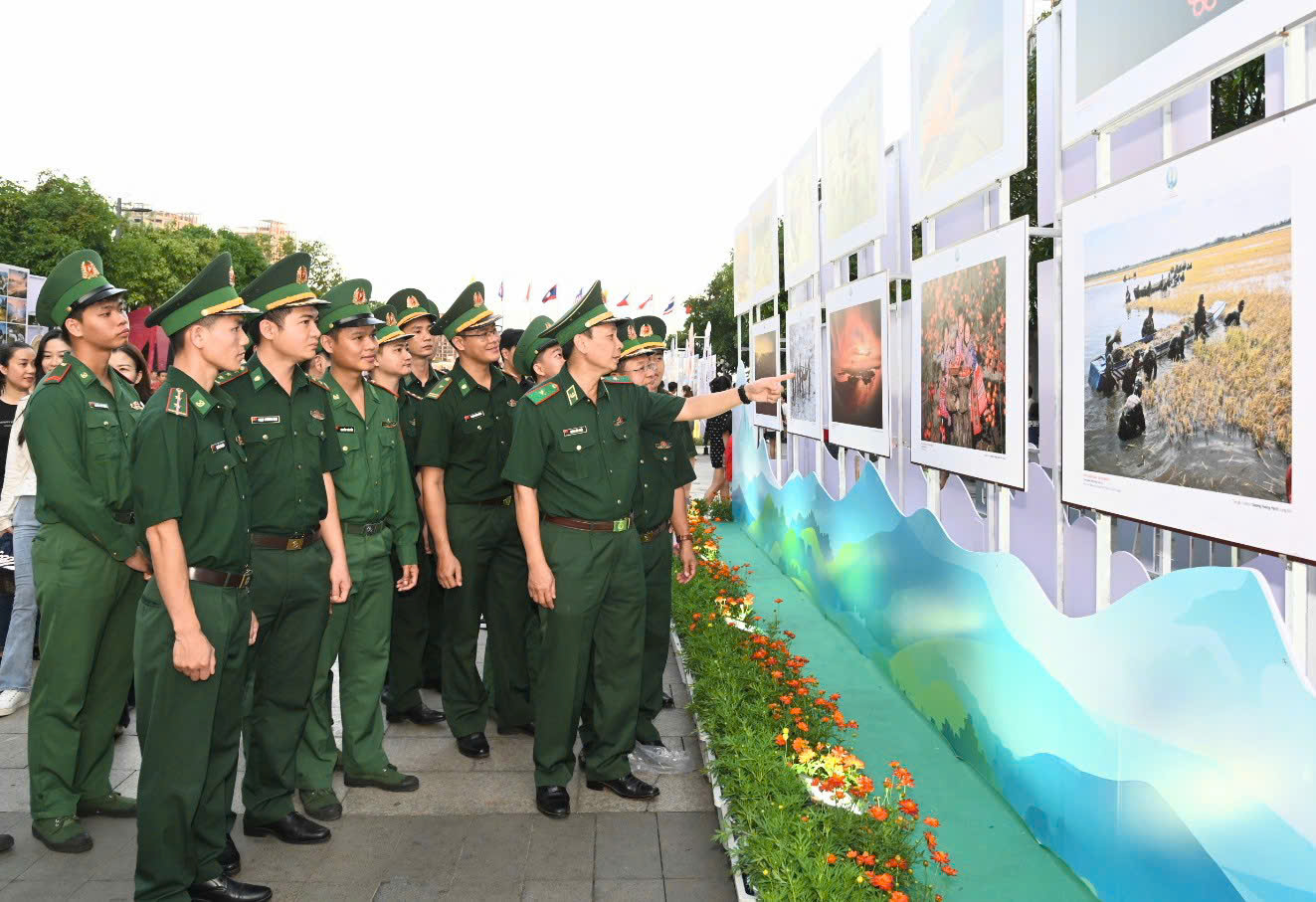 Khai mạc triển l&atilde;m &ldquo;Đại thắng M&ugrave;a Xu&acirc;n 1975 với Kỷ nguy&ecirc;n ph&aacute;t triển mới của d&acirc;n tộc Việt Nam&rdquo;  - Ảnh 7.