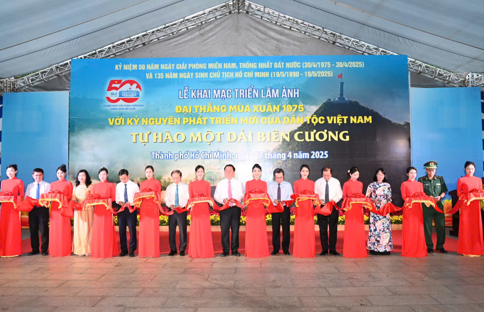 Khai mạc triển l&atilde;m &ldquo;Đại thắng M&ugrave;a Xu&acirc;n 1975 với Kỷ nguy&ecirc;n ph&aacute;t triển mới của d&acirc;n tộc Việt Nam&rdquo;  - Ảnh 1.