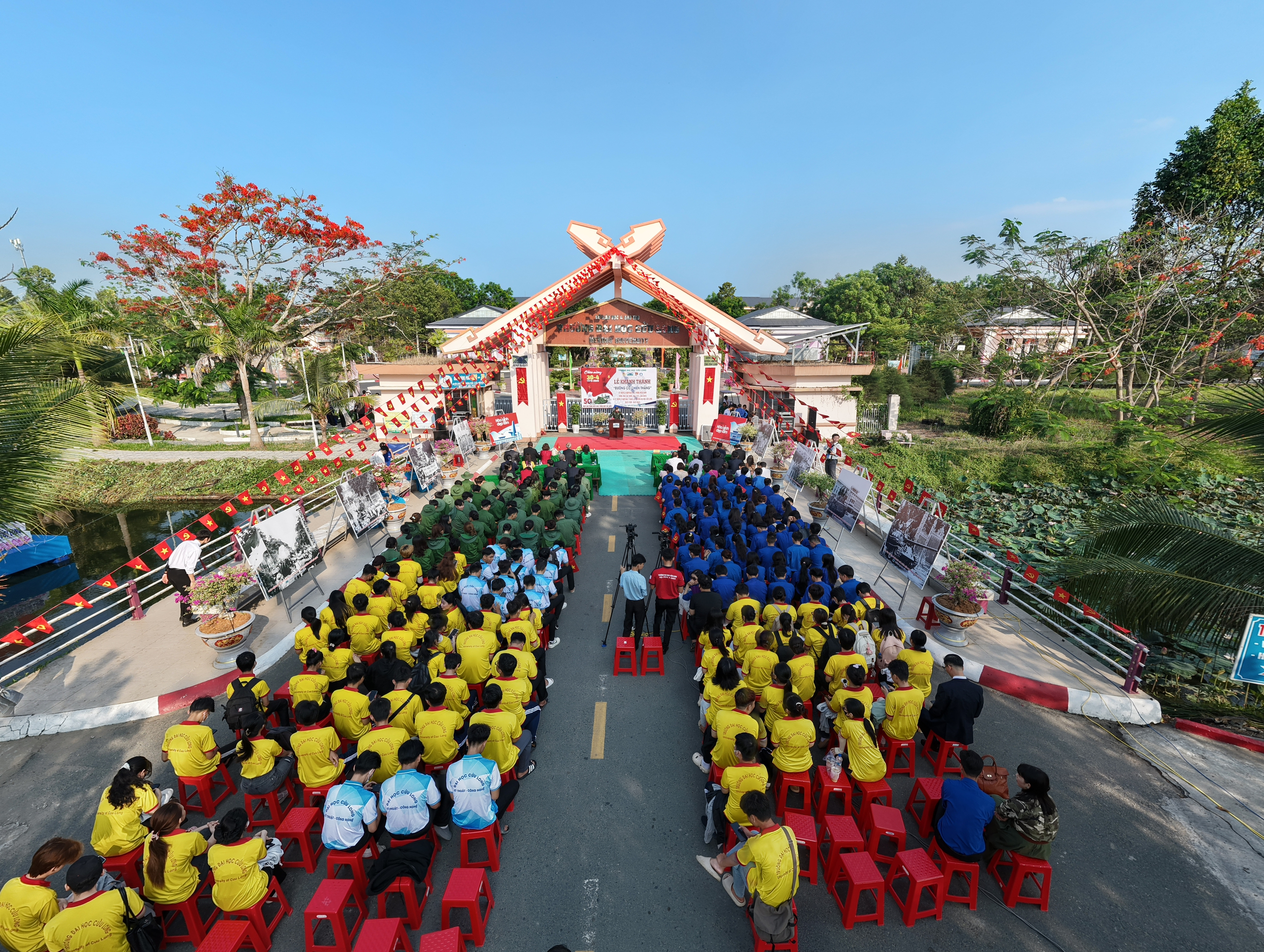 Trường đại học đầu tiên ở ĐBSCL có “Đường cờ chiến thắng” dịp lễ 30-4- Ảnh 1.