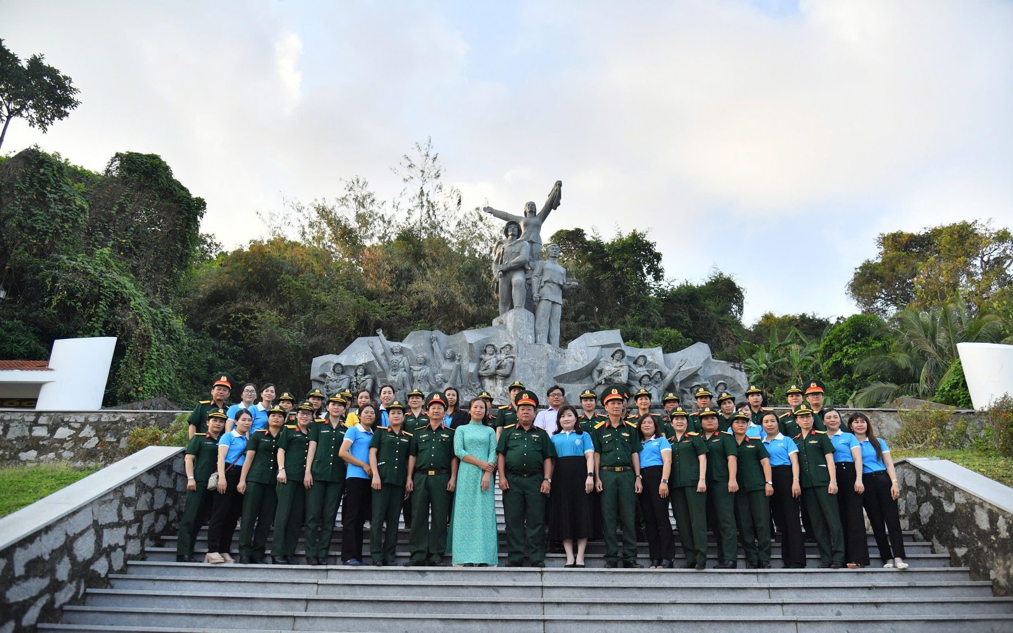 Trên quê hương chị Sứ anh hùng