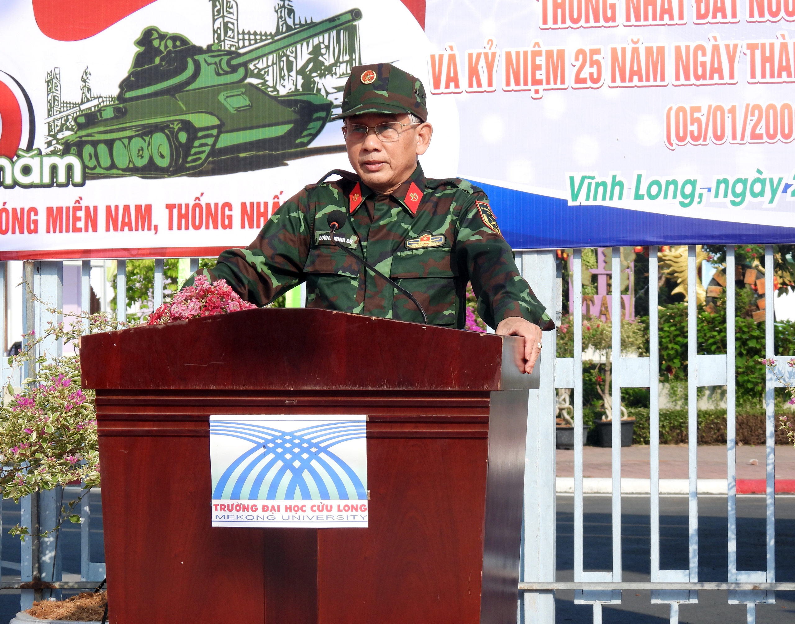 Trường đại học đầu tiên ở ĐBSCL có “Đường cờ chiến thắng” dịp lễ 30-4- Ảnh 2.
