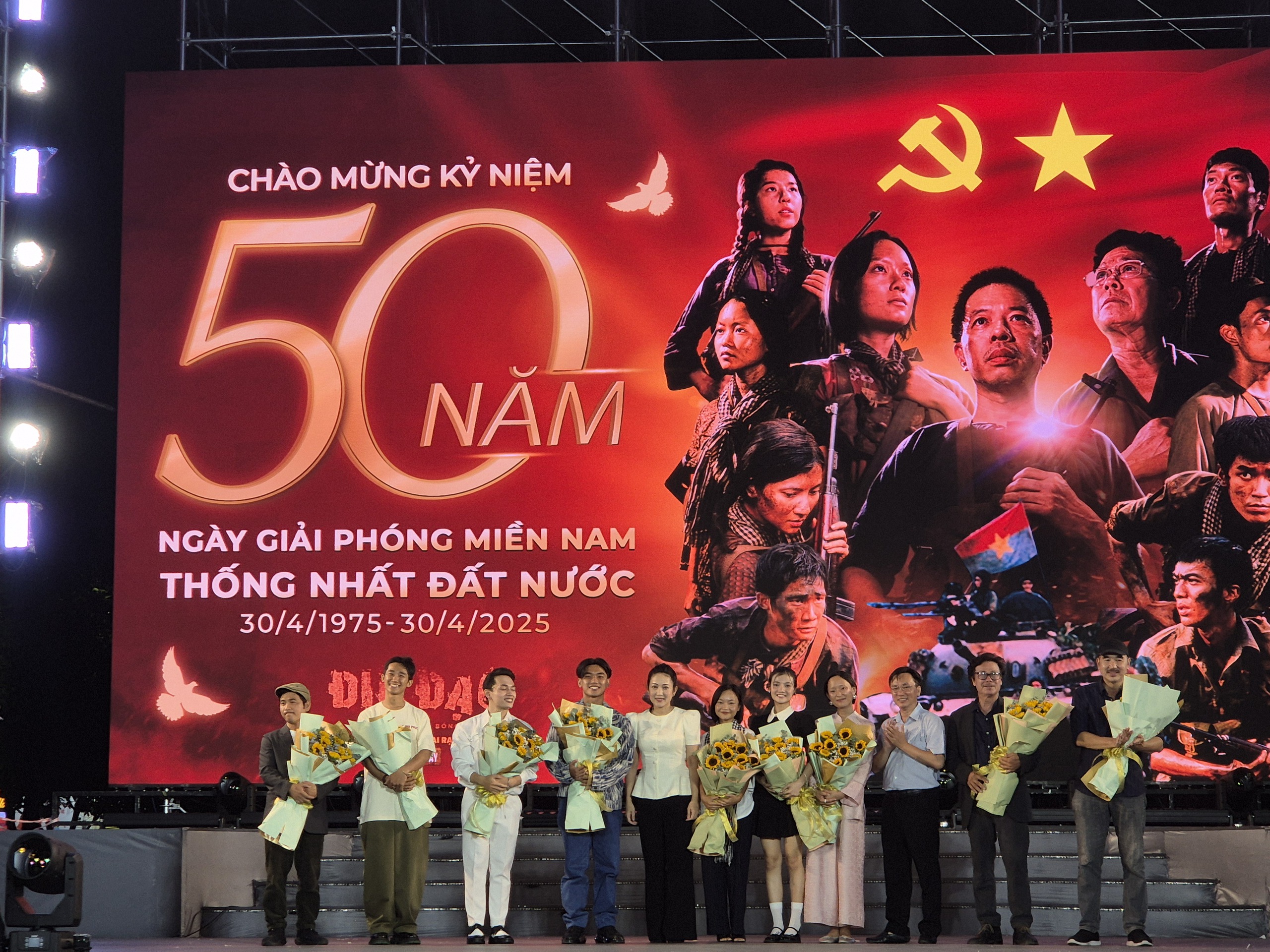 B&ugrave;i Thạc Chuy&ecirc;n bật m&iacute; về kết mới của "Địa đạo: Mặt trời trong b&oacute;ng tối"- Ảnh 4.