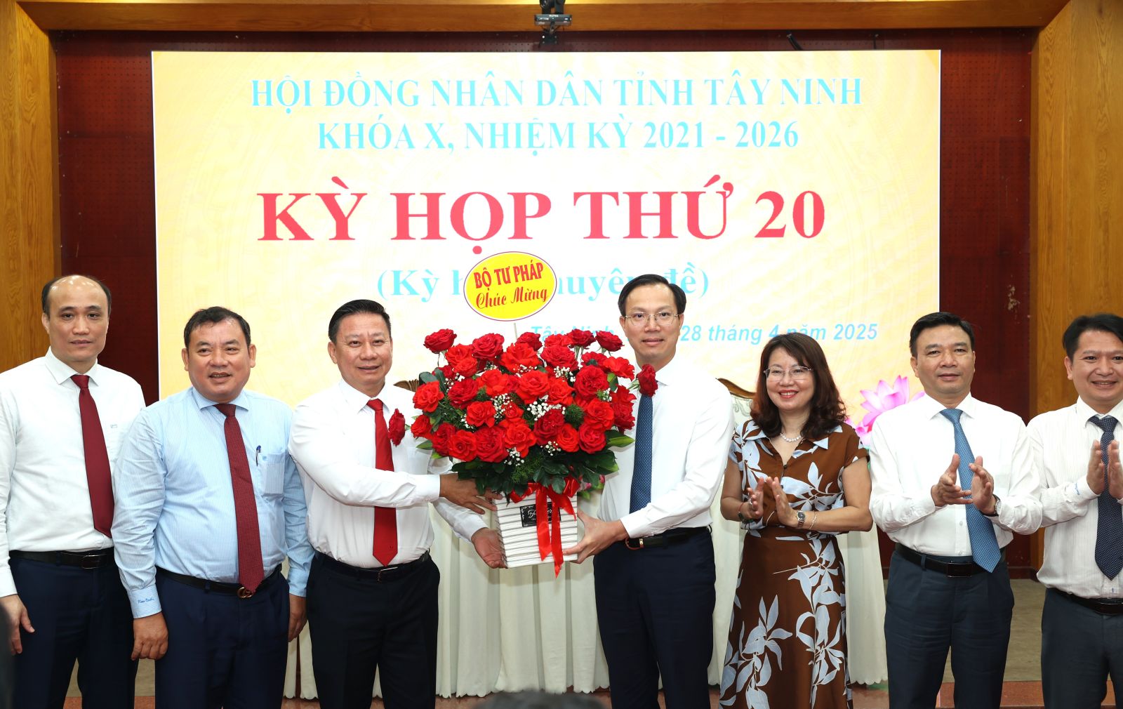 Hiệu trưởng Trường Đại học Luật H&agrave; Nội l&agrave;m Ph&oacute; chủ tịch UBND tỉnh T&acirc;y Ninh - Ảnh 2.