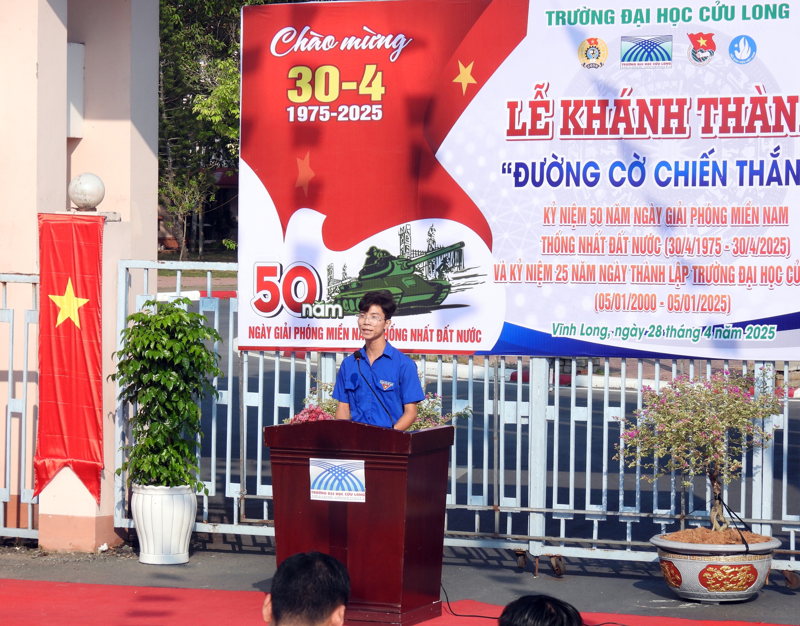 Trường đại học đầu tiên ở ĐBSCL có “Đường cờ chiến thắng” dịp lễ 30-4- Ảnh 3.