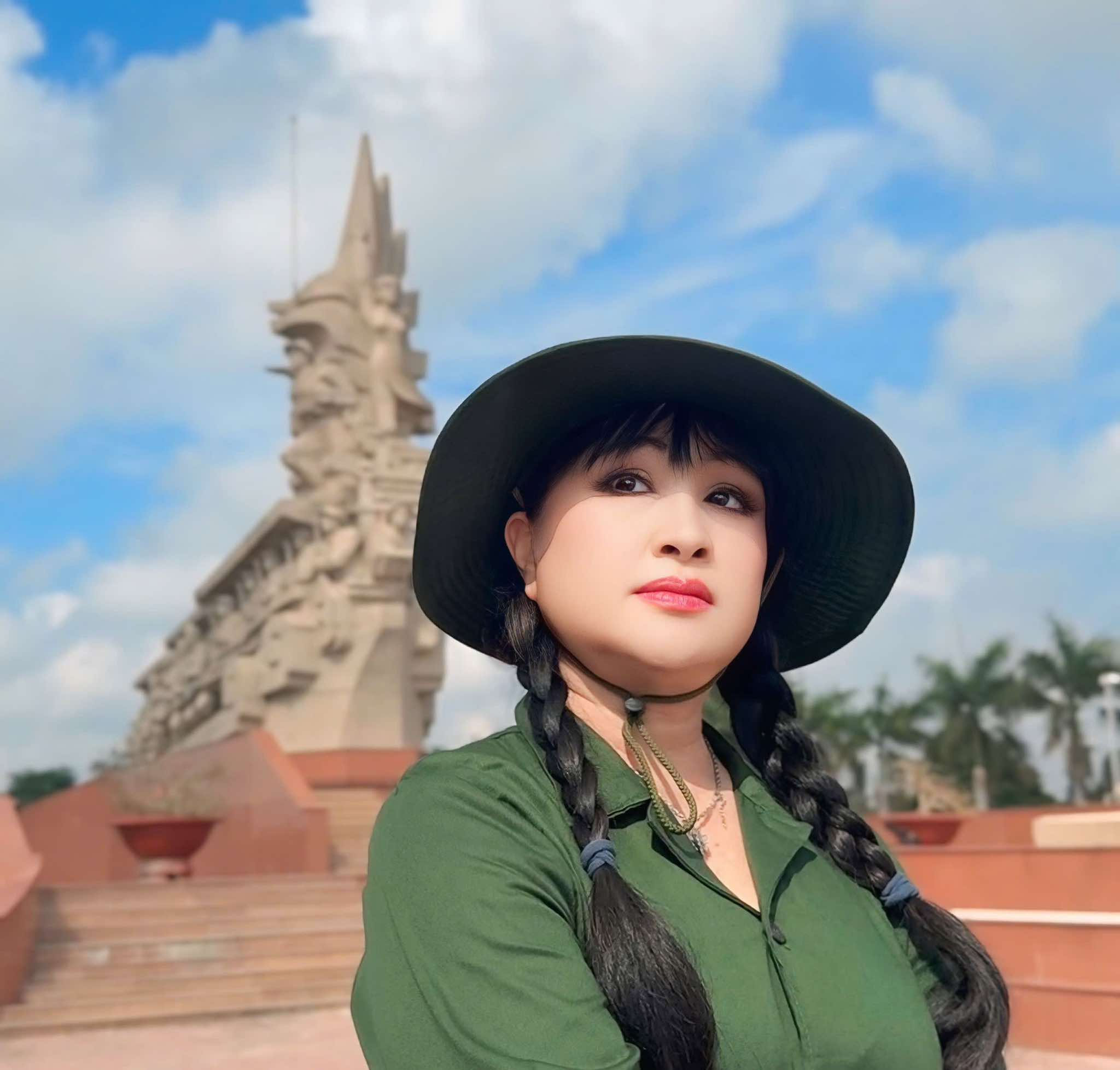 Chương tr&igrave;nh Văn nghệ đặc biệt tri &acirc;n cựu chiến binh tại Đức H&ograve;a, dấu ấn đẹp của ca sĩ B&iacute;ch Thủy - Ảnh 2.