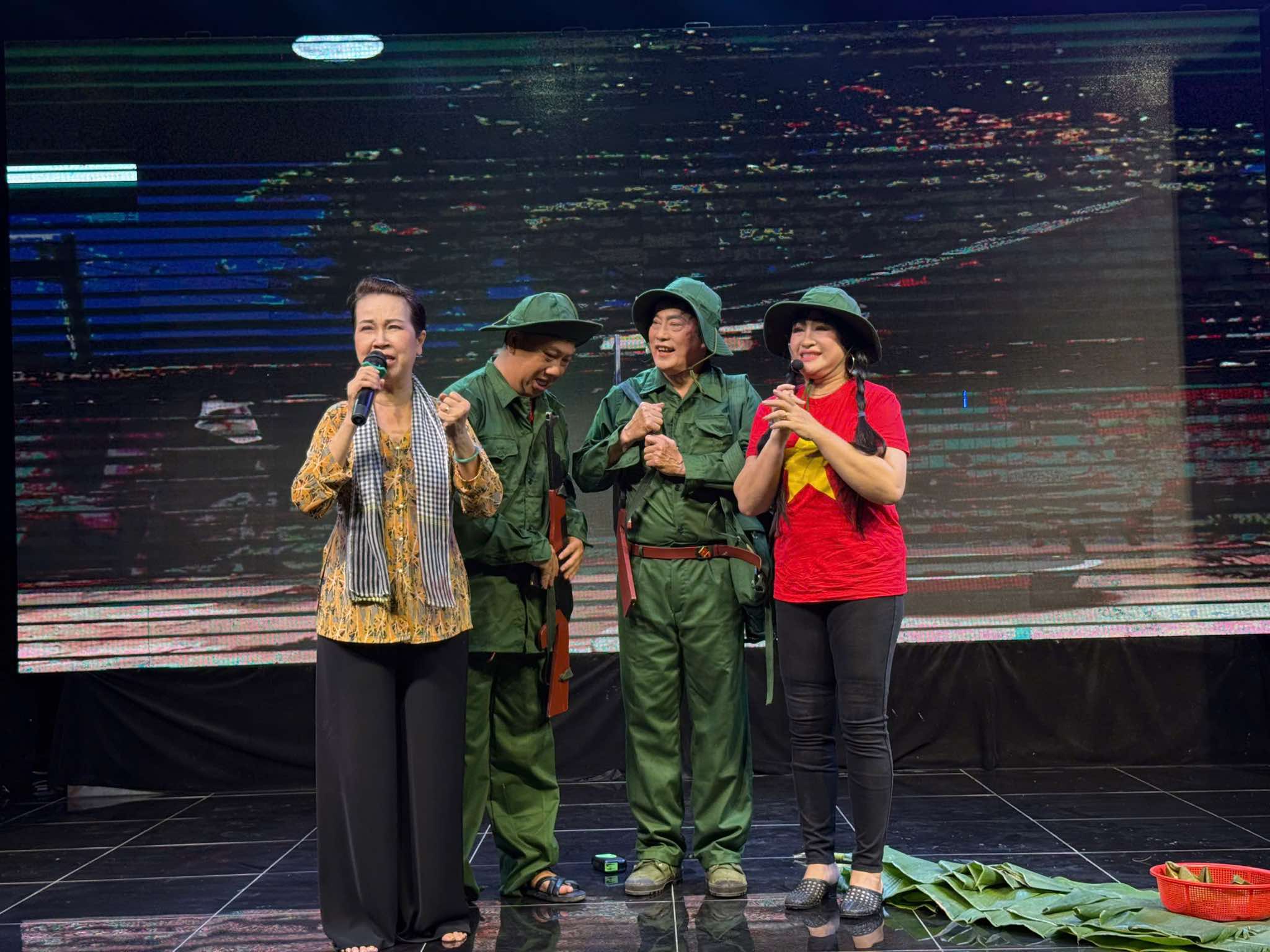 Chương tr&igrave;nh Văn nghệ đặc biệt tri &acirc;n cựu chiến binh tại Đức H&ograve;a, dấu ấn đẹp của ca sĩ B&iacute;ch Thủy - Ảnh 6.