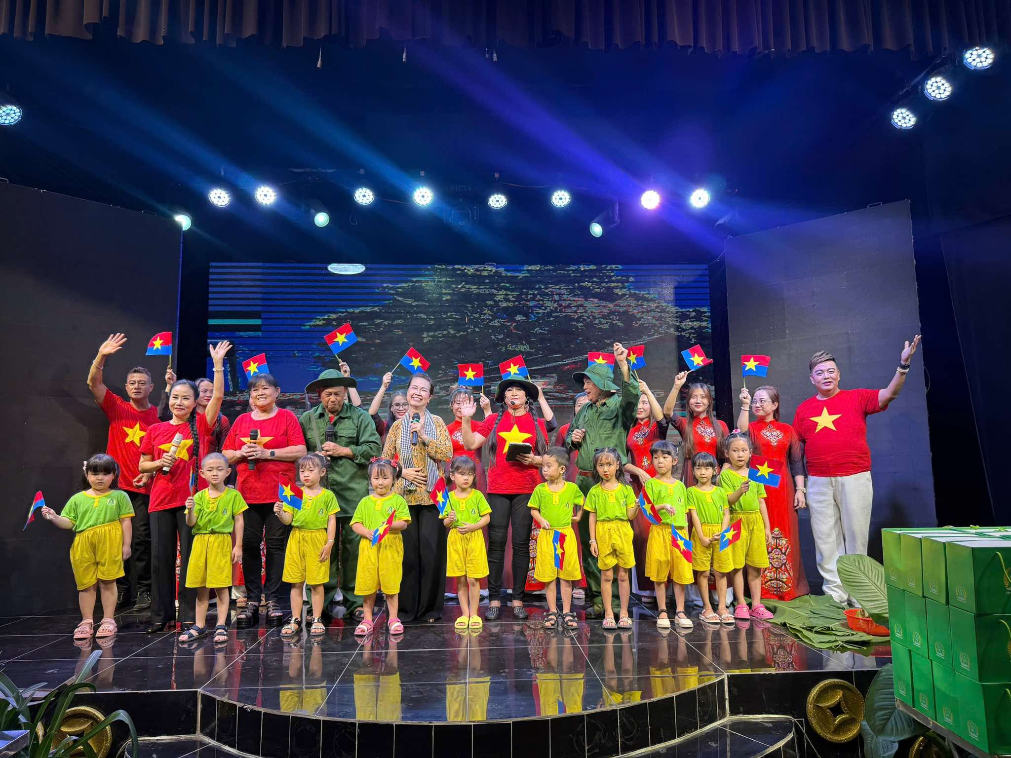 Chương tr&igrave;nh Văn nghệ đặc biệt tri &acirc;n cựu chiến binh tại Đức H&ograve;a, dấu ấn đẹp của ca sĩ B&iacute;ch Thủy - Ảnh 4.