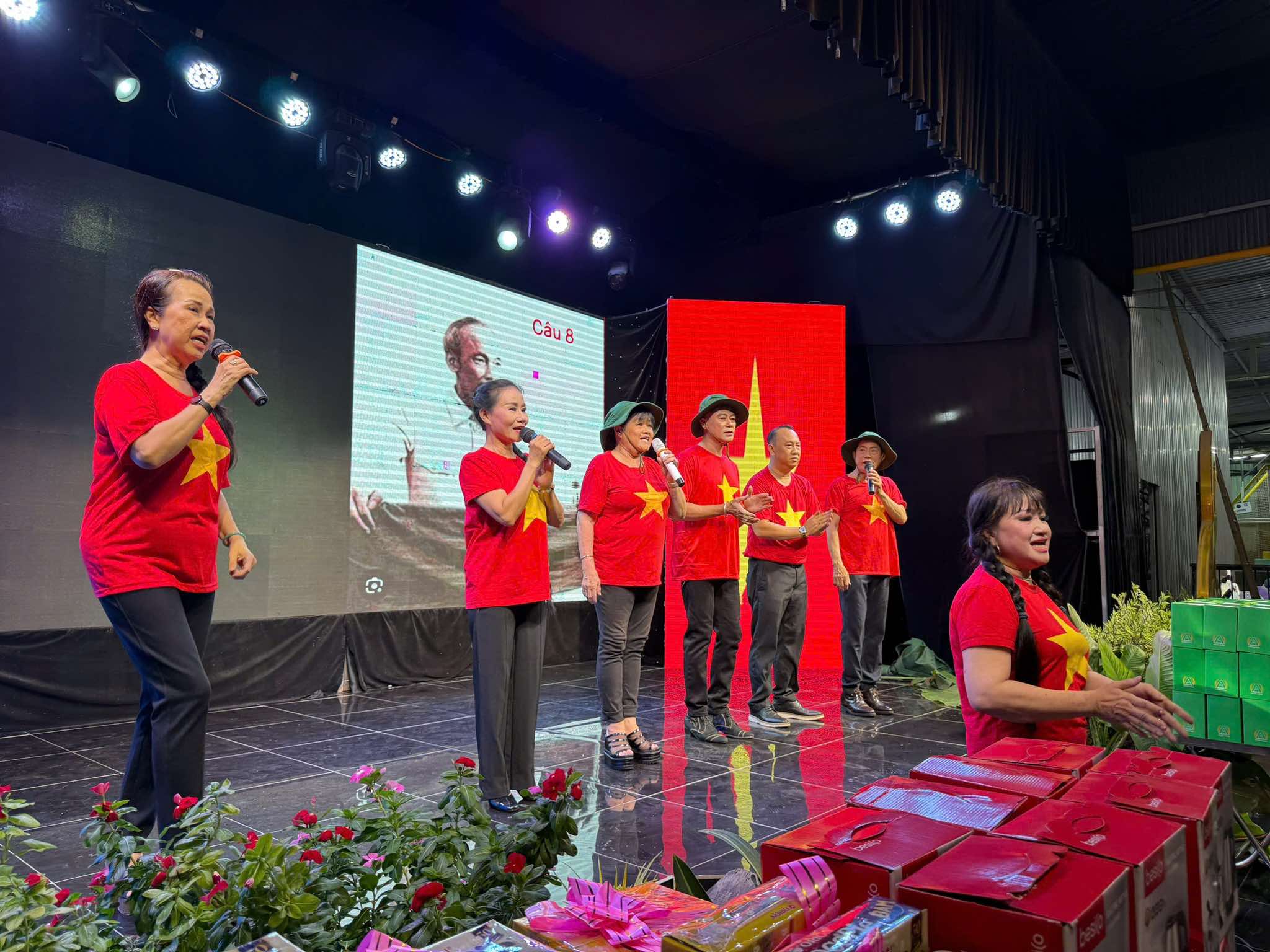 Chương tr&igrave;nh Văn nghệ đặc biệt tri &acirc;n cựu chiến binh tại Đức H&ograve;a, dấu ấn đẹp của ca sĩ B&iacute;ch Thủy - Ảnh 5.
