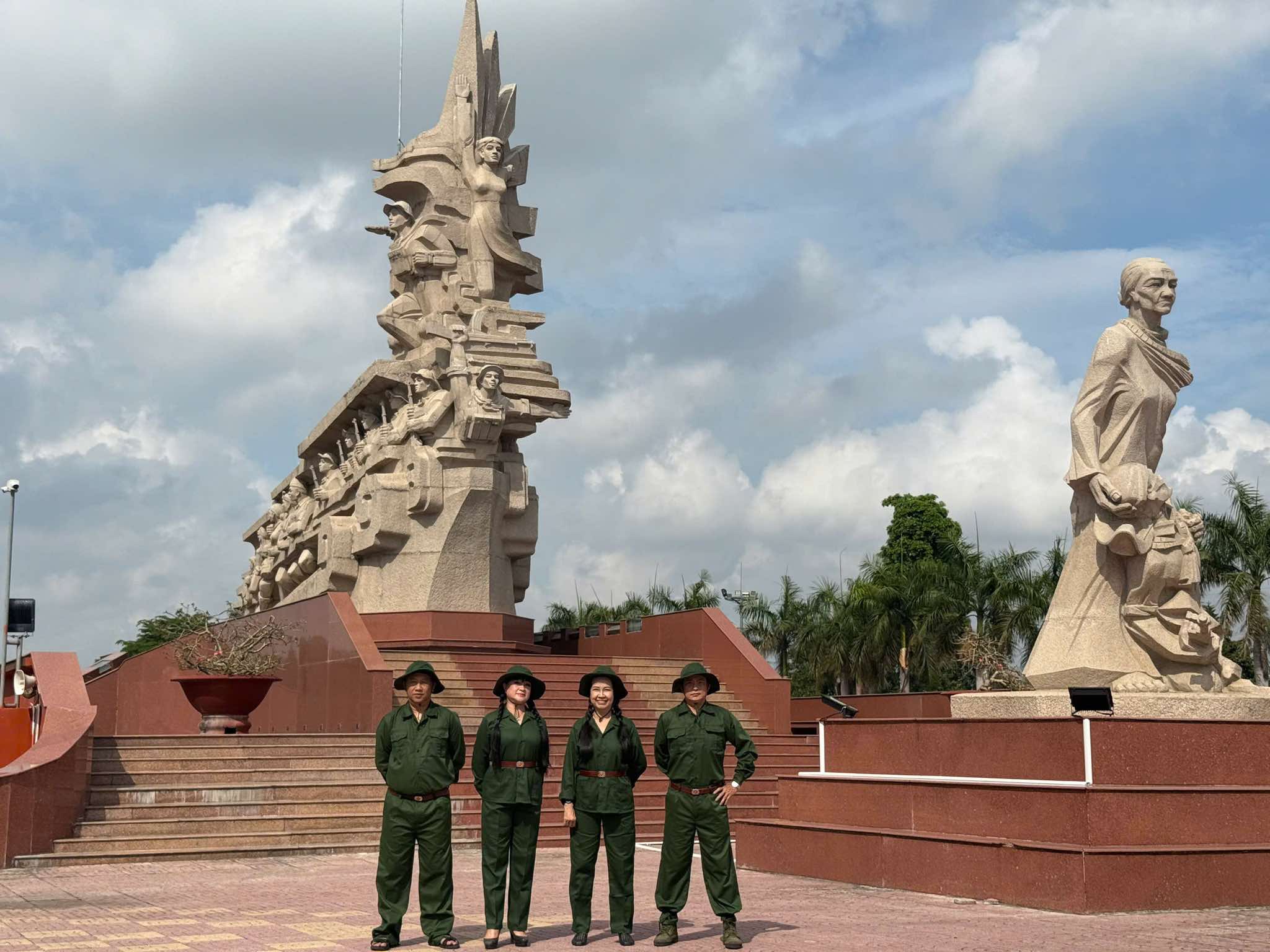 Chương tr&igrave;nh Văn nghệ đặc biệt tri &acirc;n cựu chiến binh tại Đức H&ograve;a, dấu ấn đẹp của ca sĩ B&iacute;ch Thủy - Ảnh 7.