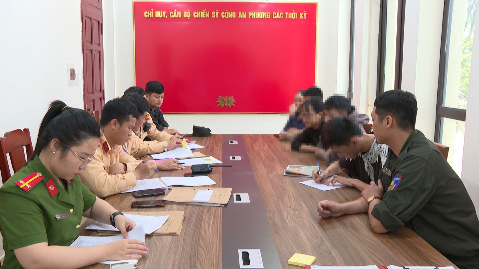 Xử phạt h&agrave;ng chục "qu&aacute;i xế" ph&oacute;ng nhanh, vượt ẩu, "đầu trần" dạo phố - Ảnh 2.