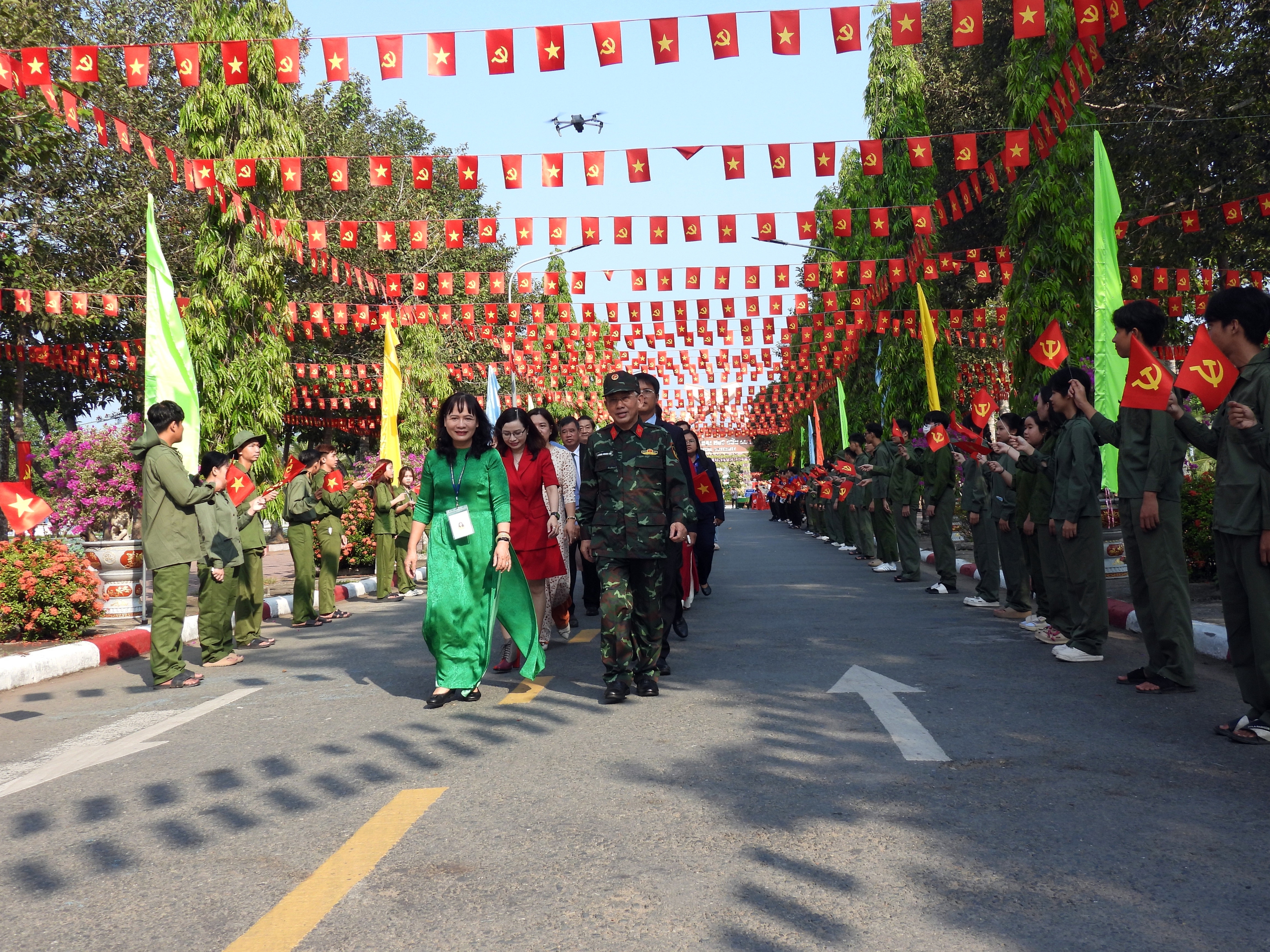 Trường đại học đầu tiên ở ĐBSCL có “Đường cờ chiến thắng” dịp lễ 30-4- Ảnh 6.