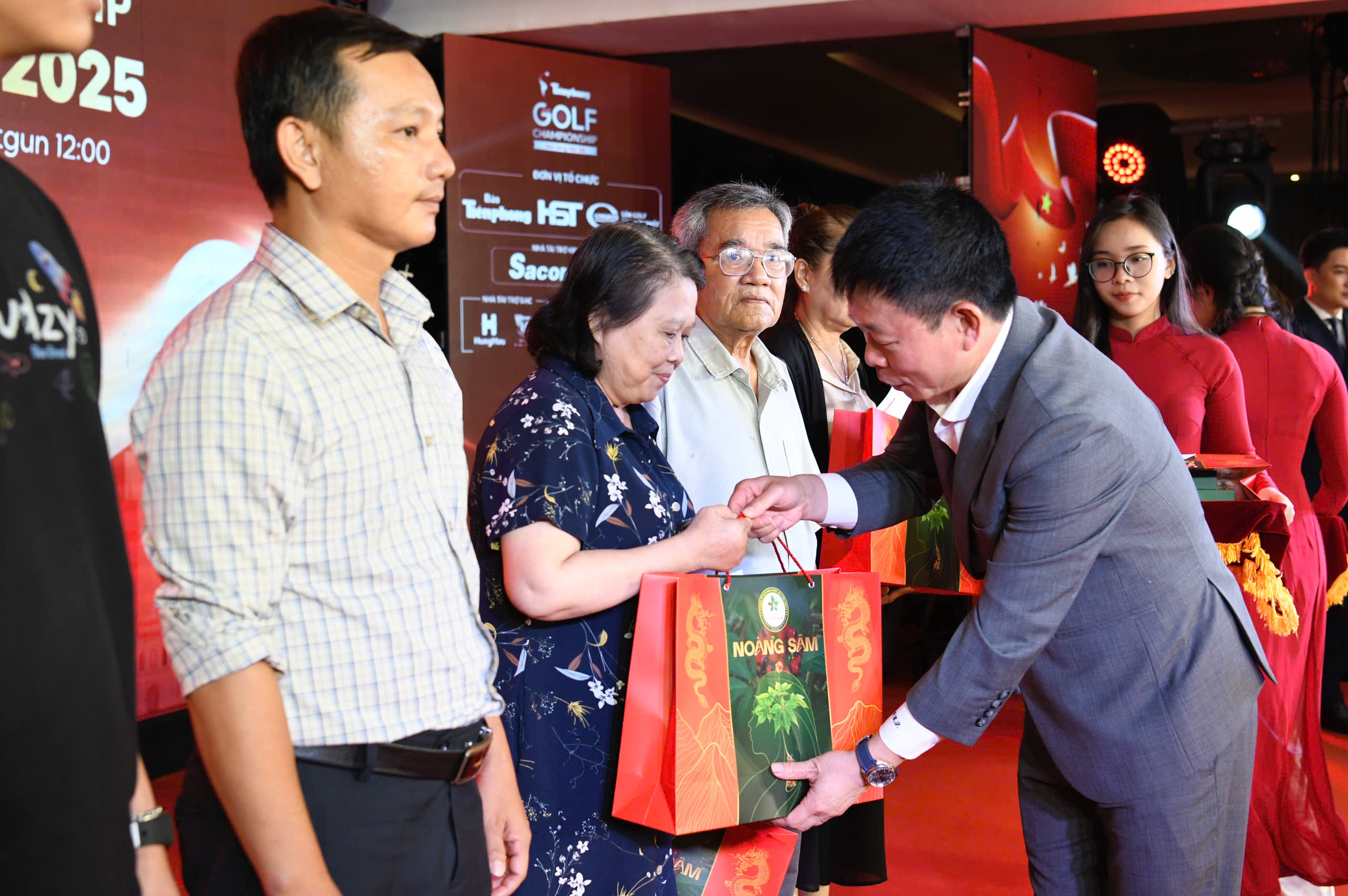 Golfer Tăng Th&agrave;nh Trung v&ocirc; địch Giải Golf Tiền Phong - "Non s&ocirc;ng một dải" - Ảnh 2.