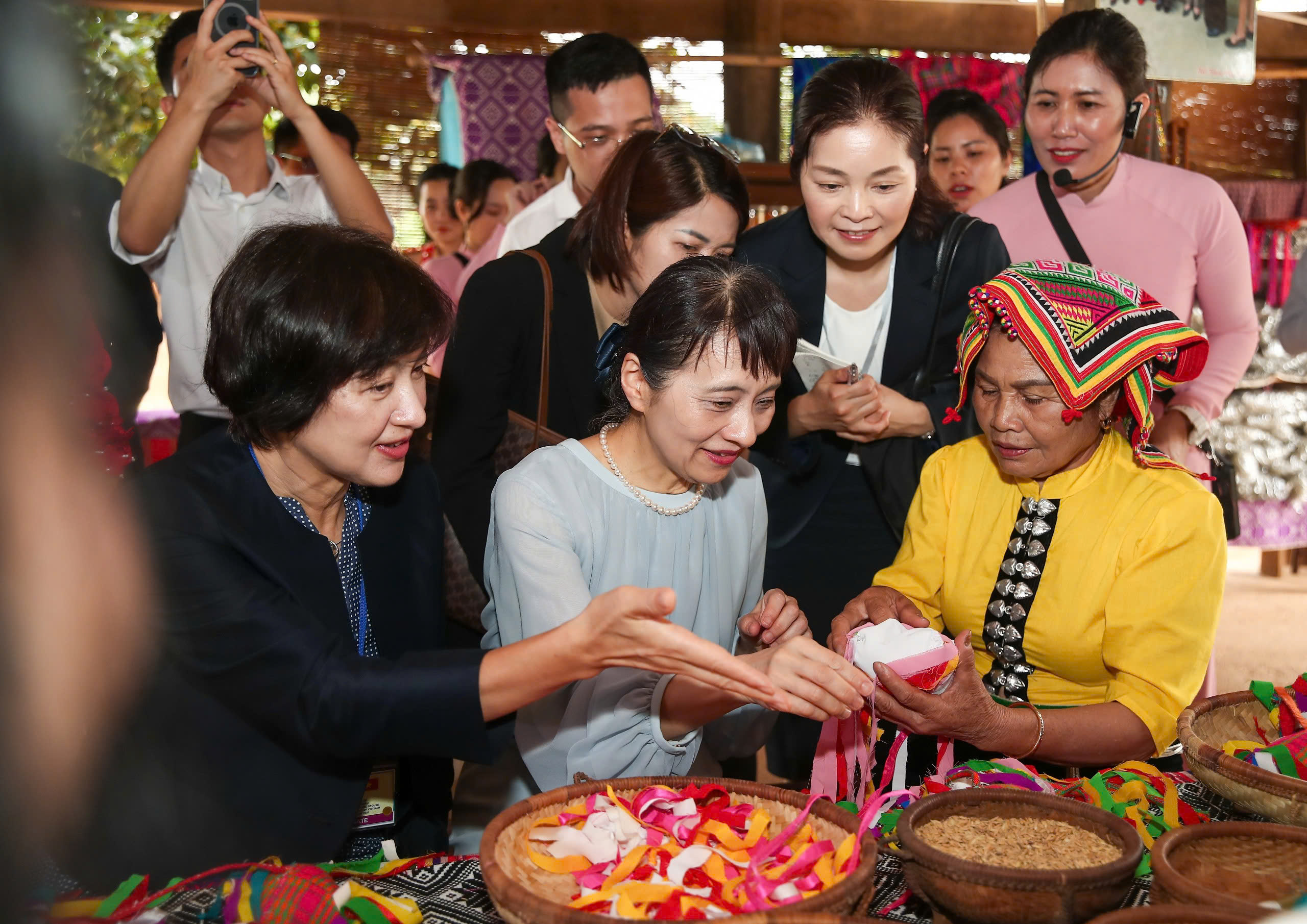 Tặng Phu nh&acirc;n Thủ tướng Nhật Bản chiếu khăn Pi&ecirc;u - Ảnh 2.