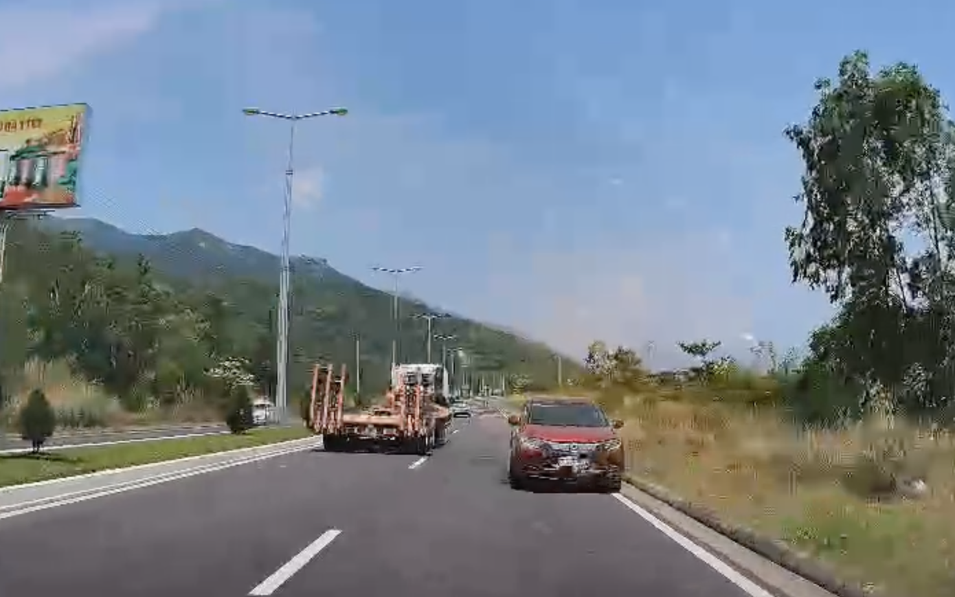 Clip: Nữ tài xế lái ô tô đi ngược chiều bị phạt nguội