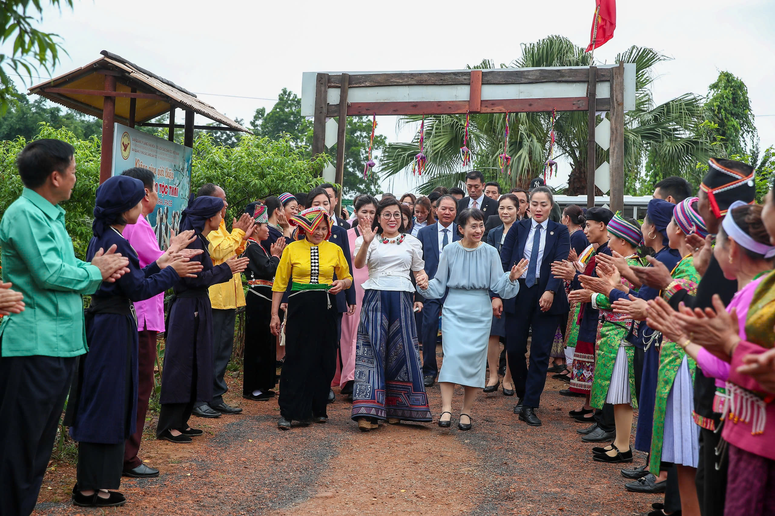 Tặng Phu nh&acirc;n Thủ tướng Nhật Bản chiếu khăn Pi&ecirc;u - Ảnh 1.