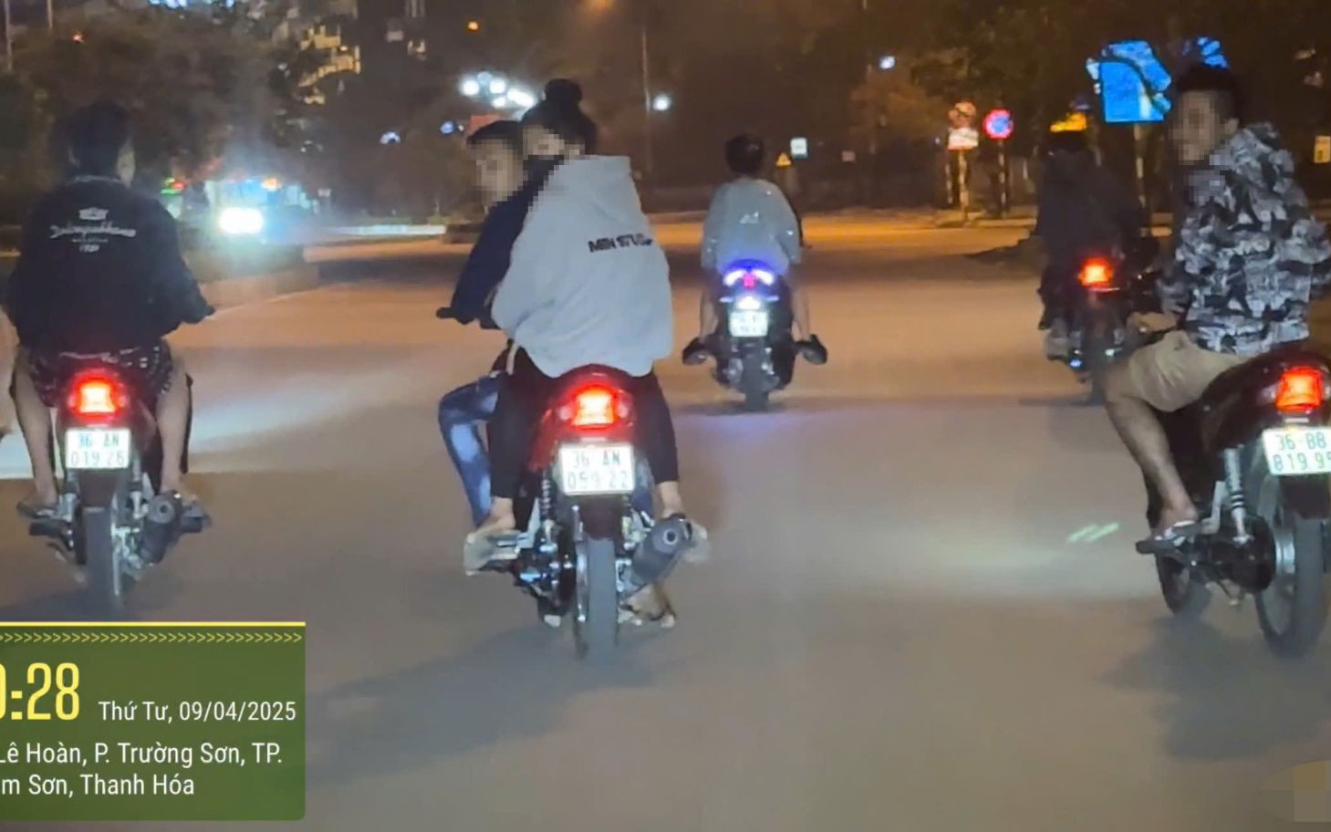 Xử phạt hàng chục "quái xế" phóng nhanh, vượt ẩu, đầu trần dạo phố