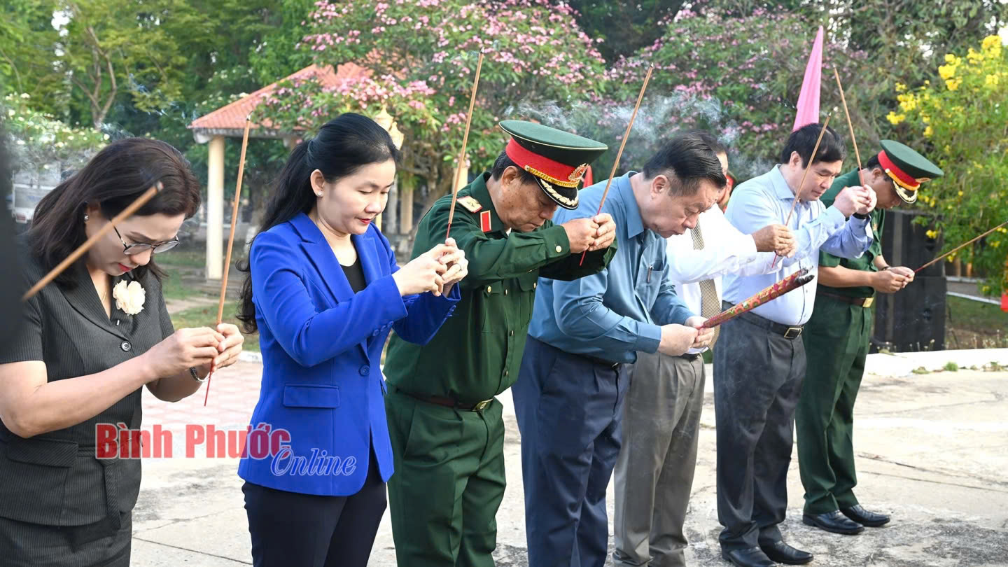 Dâng hương tưởng niệm tại Tượng đài Chiến thắng chốt chặn Tàu Ô- Ảnh 1.