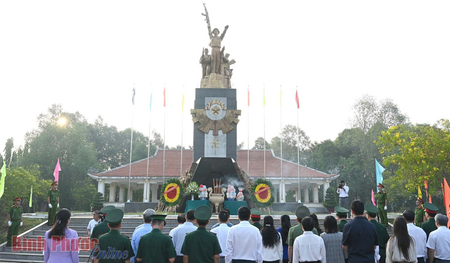 Dâng hương tưởng niệm tại Tượng đài Chiến thắng chốt chặn Tàu Ô- Ảnh 2.