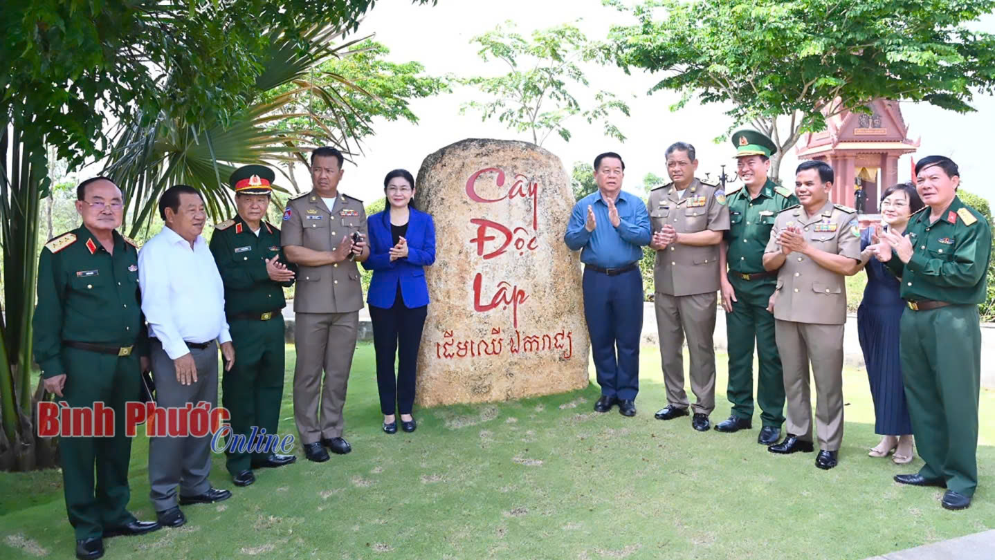 Dâng hương tưởng niệm tại Tượng đài Chiến thắng chốt chặn Tàu Ô- Ảnh 3.