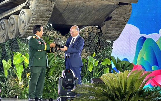 "Nở hoa trong lòng địch"