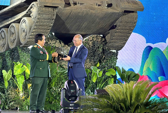 "Nở hoa trong l&ograve;ng địch" - Ảnh 1.