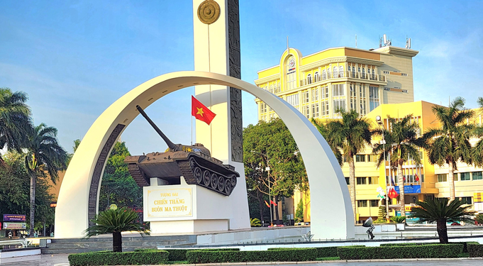 "Nở hoa trong l&ograve;ng địch" - Ảnh 2.