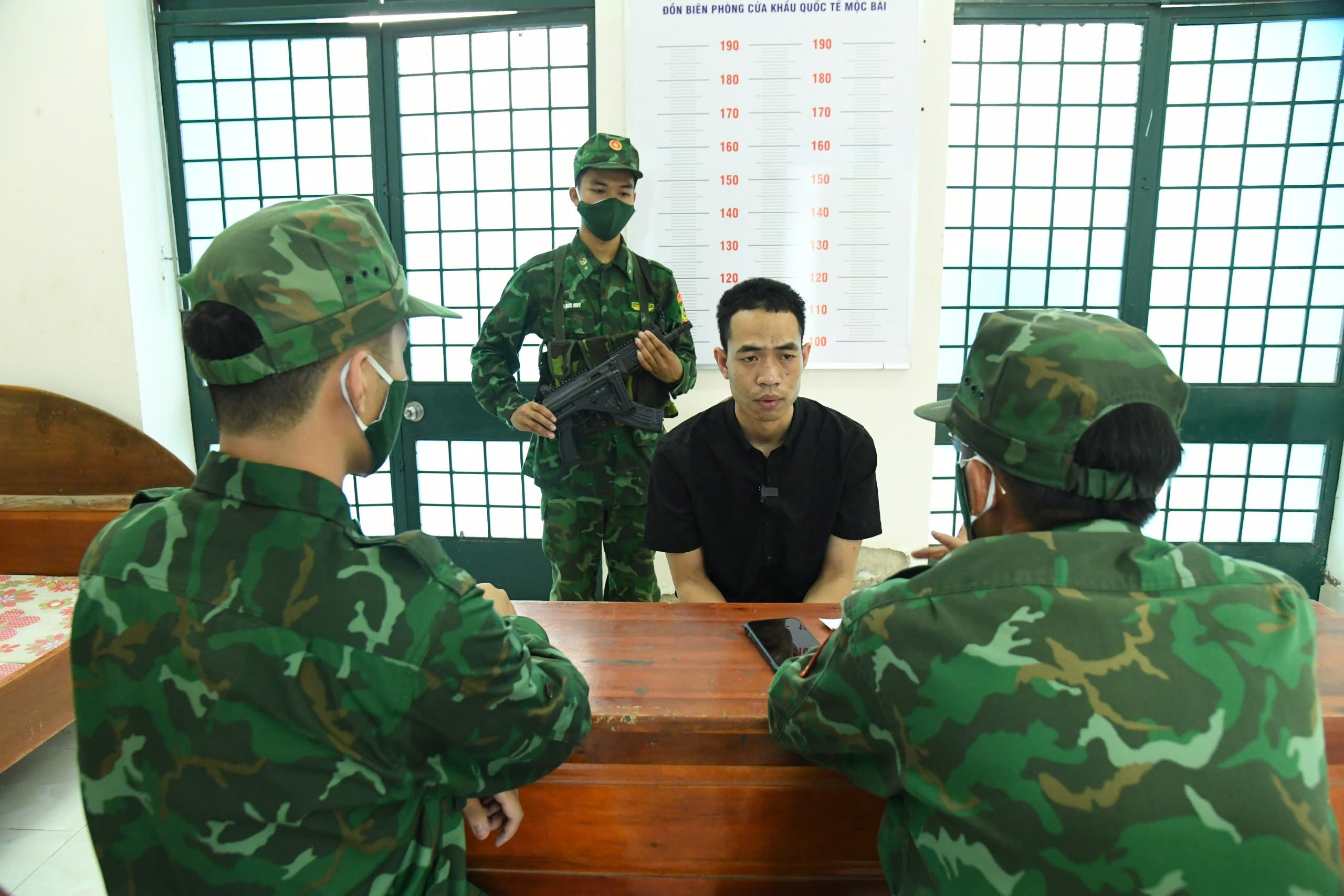 Từ cuộc gọi cầu cứu của nạn nhân sắp bị bán sang Campuchia, triệt phá chuyên án lớn- Ảnh 4.
