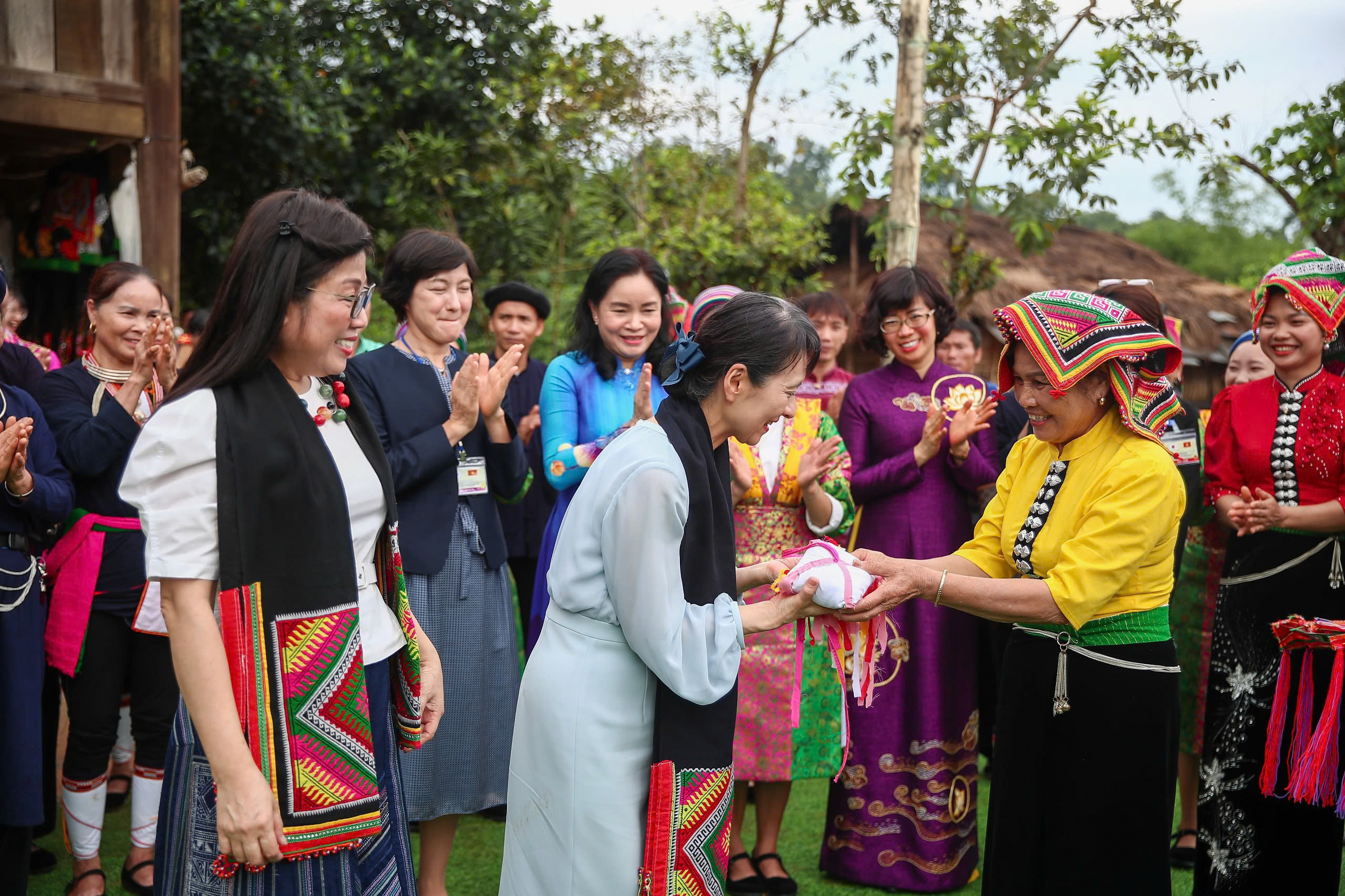Tặng Phu nh&acirc;n Thủ tướng Nhật Bản chiếu khăn Pi&ecirc;u - Ảnh 8.