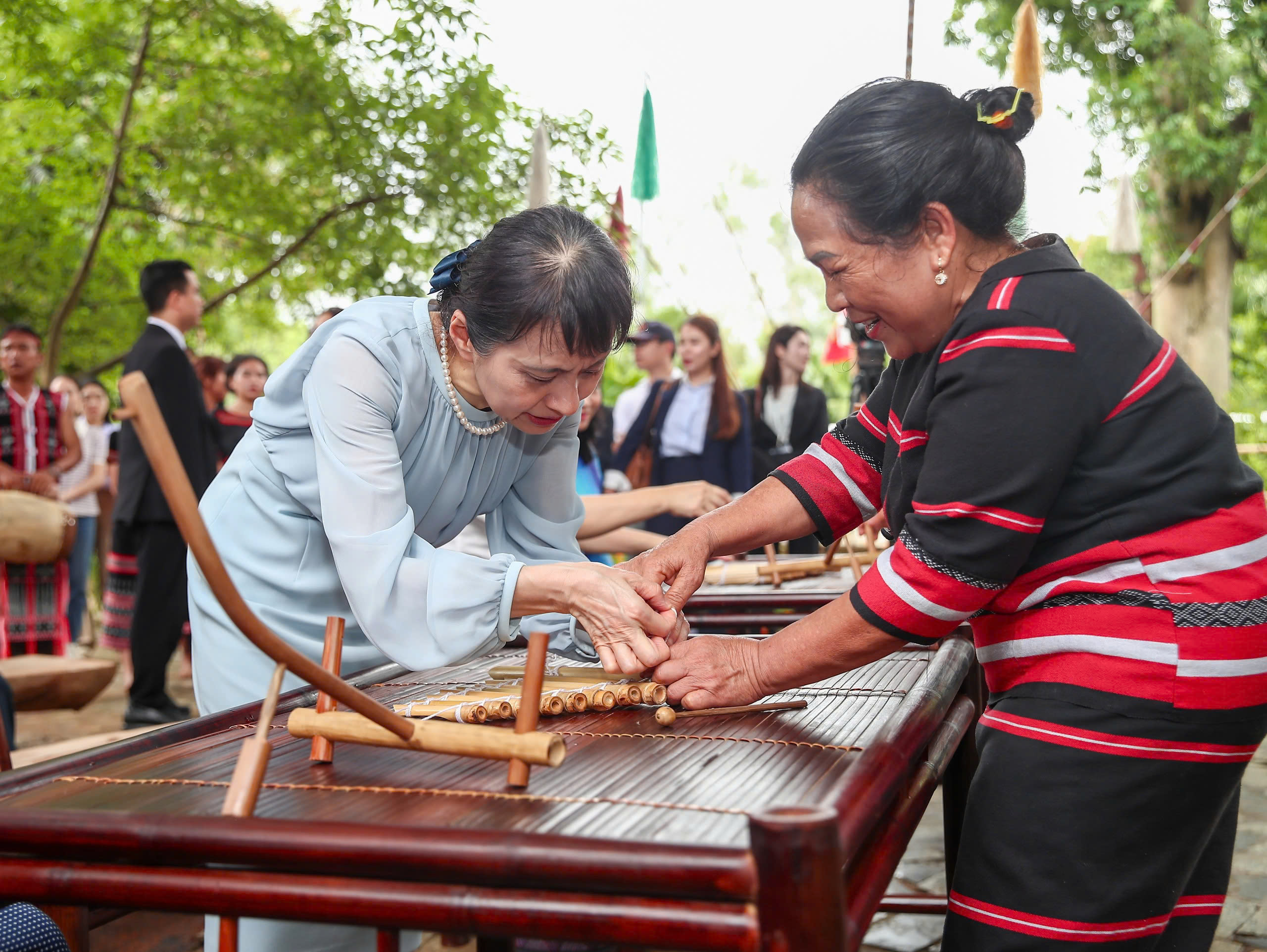 Tặng Phu nh&acirc;n Thủ tướng Nhật Bản chiếu khăn Pi&ecirc;u - Ảnh 14.
