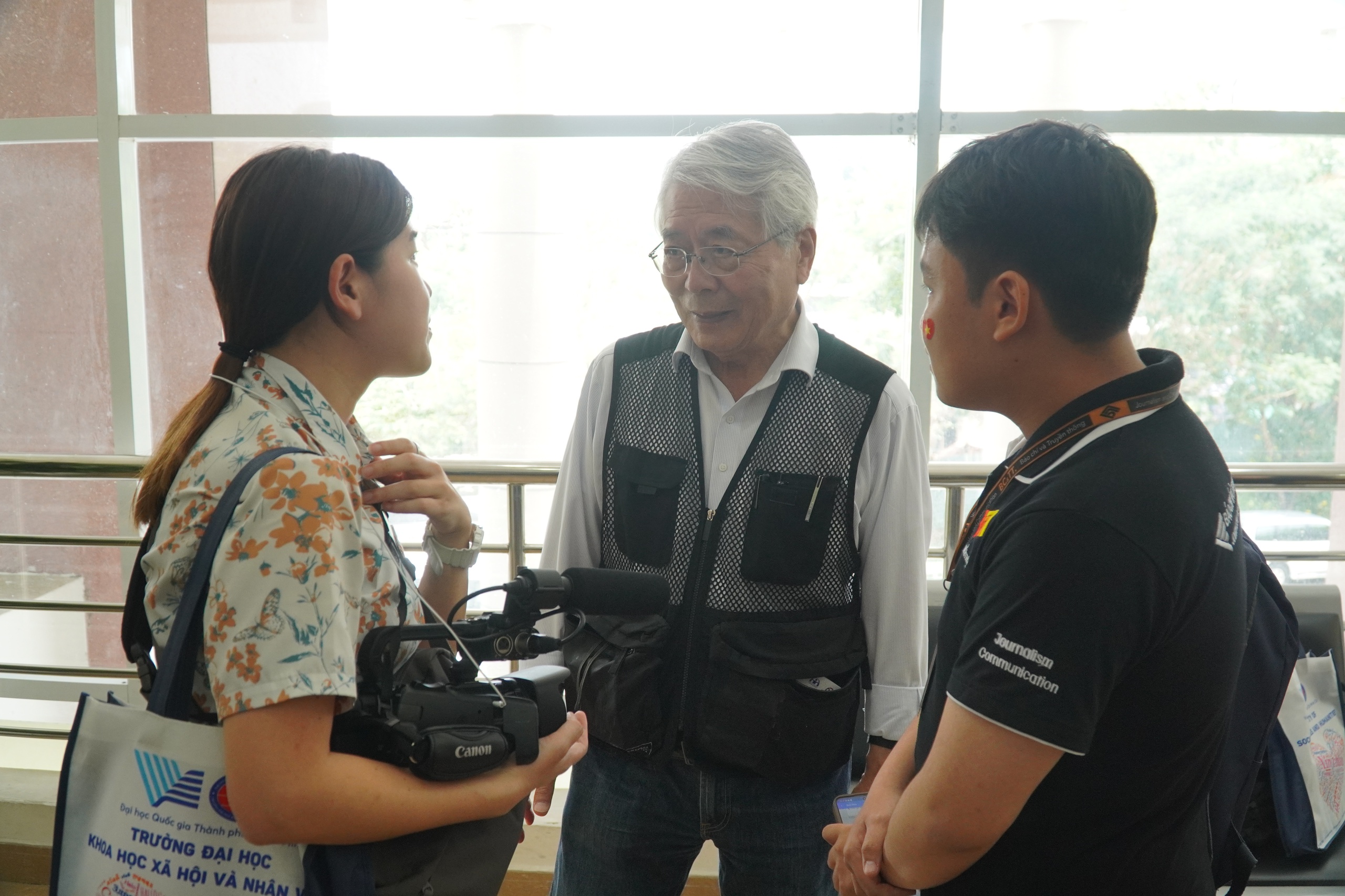 Cựu ph&oacute;ng vi&ecirc;n chiến trường quốc tế giao lưu c&ugrave;ng sinh vi&ecirc;n b&aacute;o ch&iacute;, truyền th&ocirc;ng- Ảnh 6.