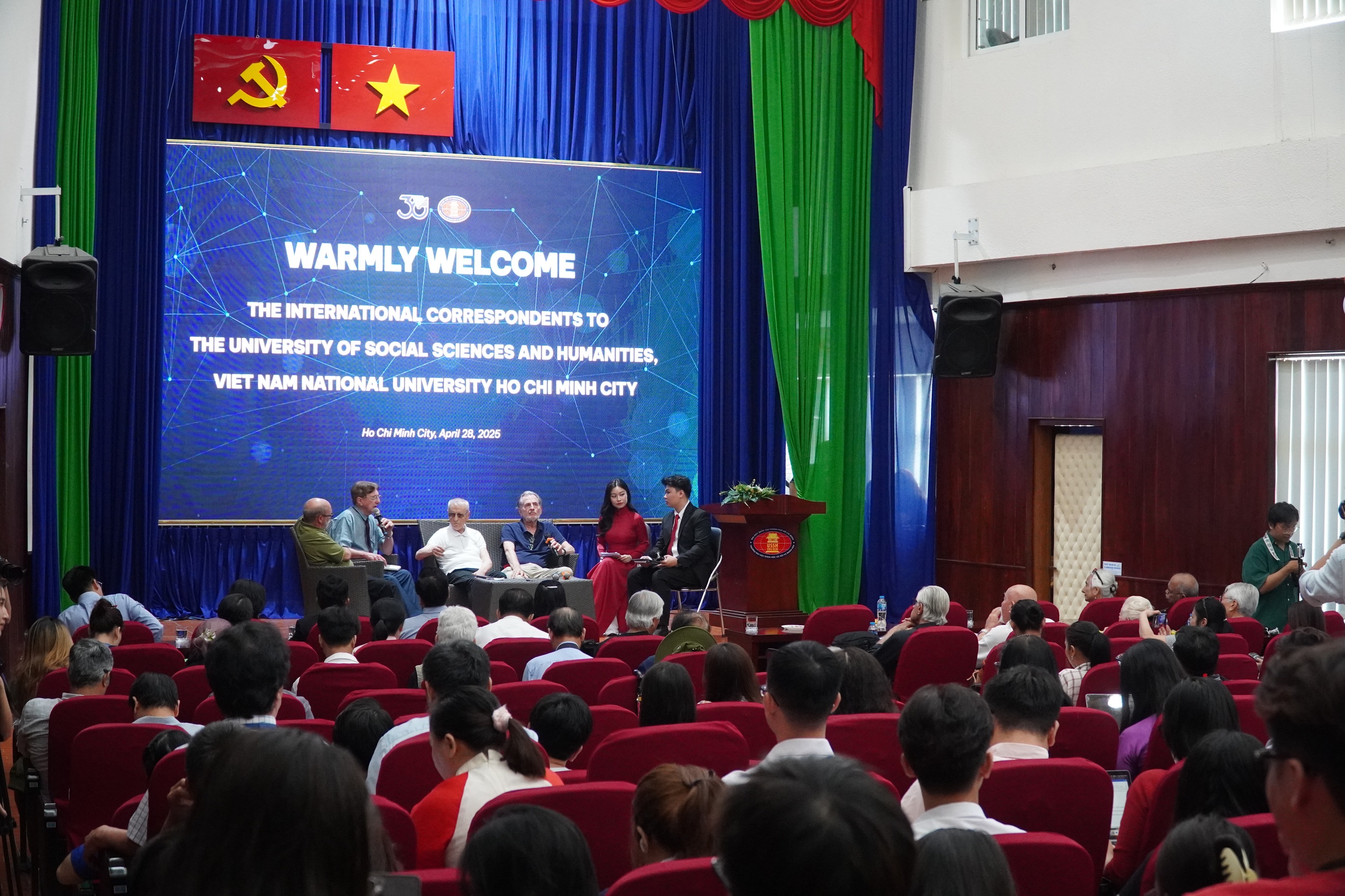 Cựu ph&oacute;ng vi&ecirc;n chiến trường quốc tế giao lưu c&ugrave;ng sinh vi&ecirc;n b&aacute;o ch&iacute;, truyền th&ocirc;ng- Ảnh 1.