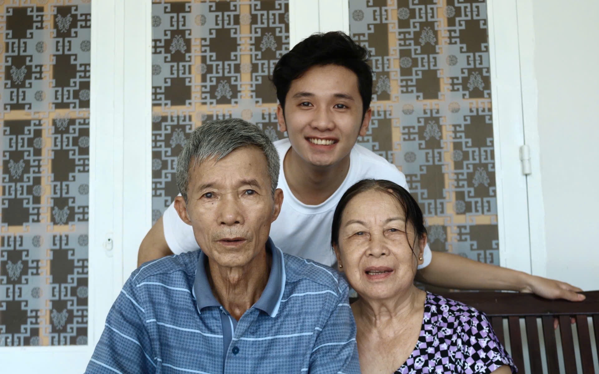 Cô giao liên của con