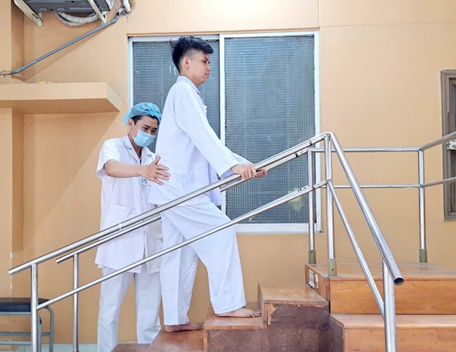 Sau chuyến d&atilde; ngoại leo n&uacute;i, nam sinh ph&ugrave; nề tay ch&acirc;n, suy đa tạng- Ảnh 2.