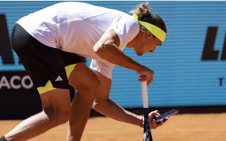Zverev bị cảnh cáo vì dùng điện thoại chụp ảnh trong trận đấu tại Giải Madrid Open