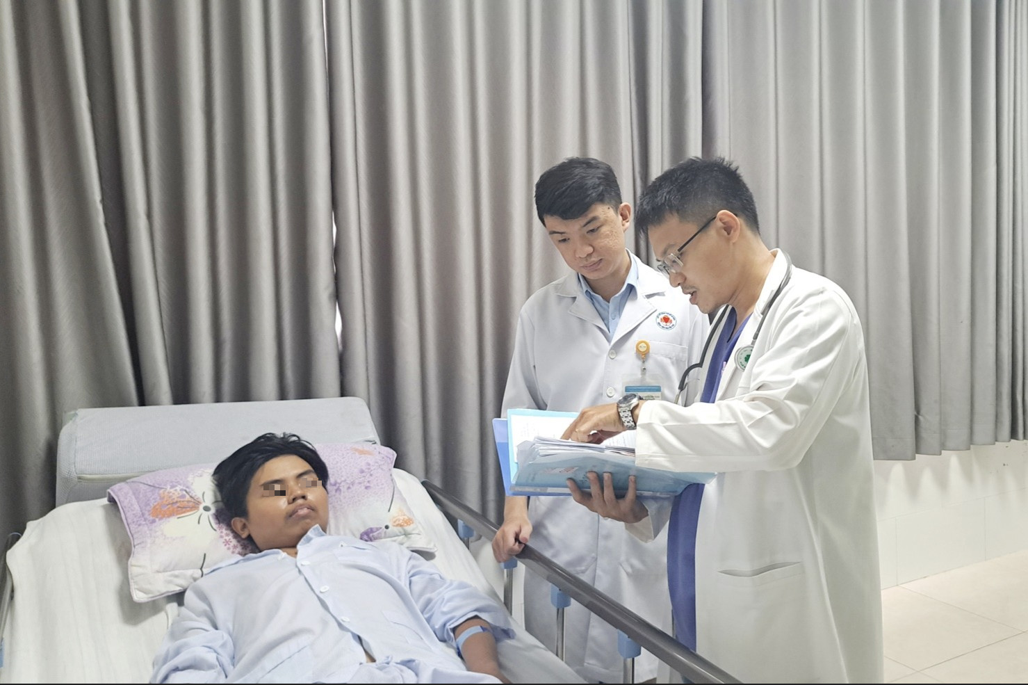 Sau chuyến d&atilde; ngoại leo n&uacute;i, nam sinh ph&ugrave; nề tay ch&acirc;n, suy đa tạng- Ảnh 1.