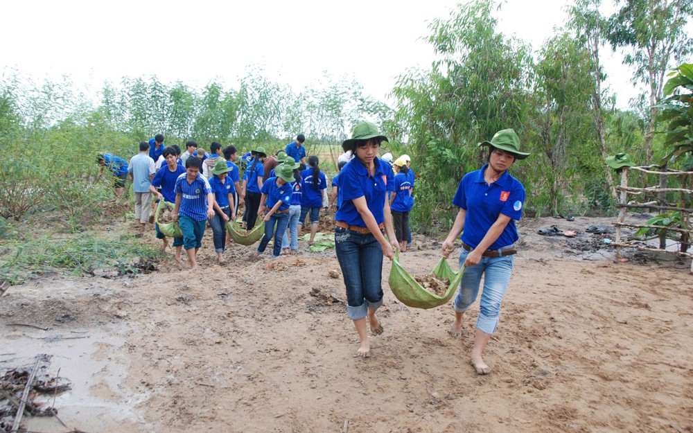 “Áo xanh” cống hiến, trưởng thành