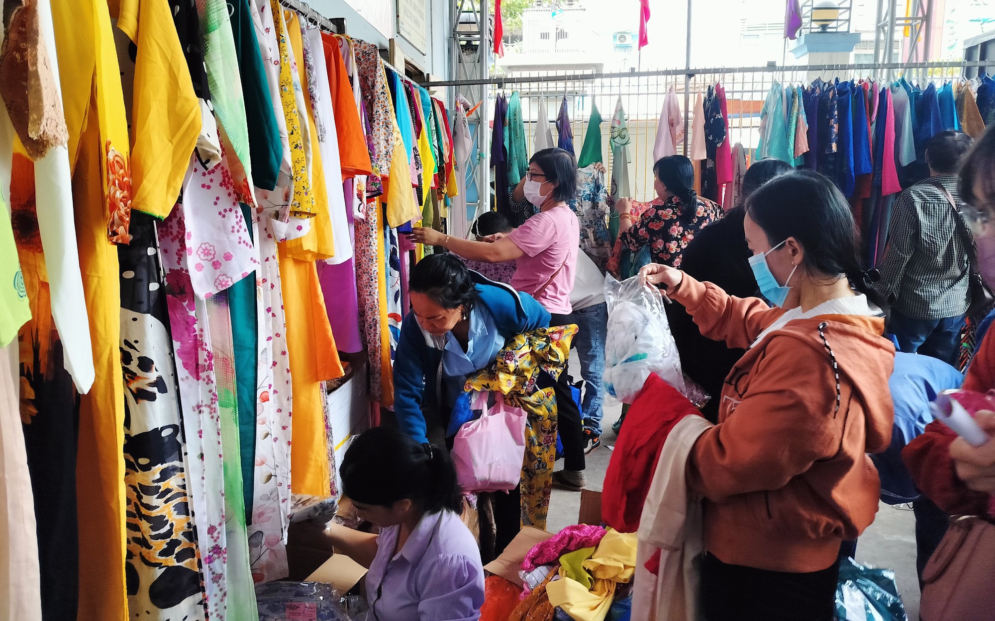 Công nhân háo hức "săn" hàng giảm giá, hàng "0 đồng"