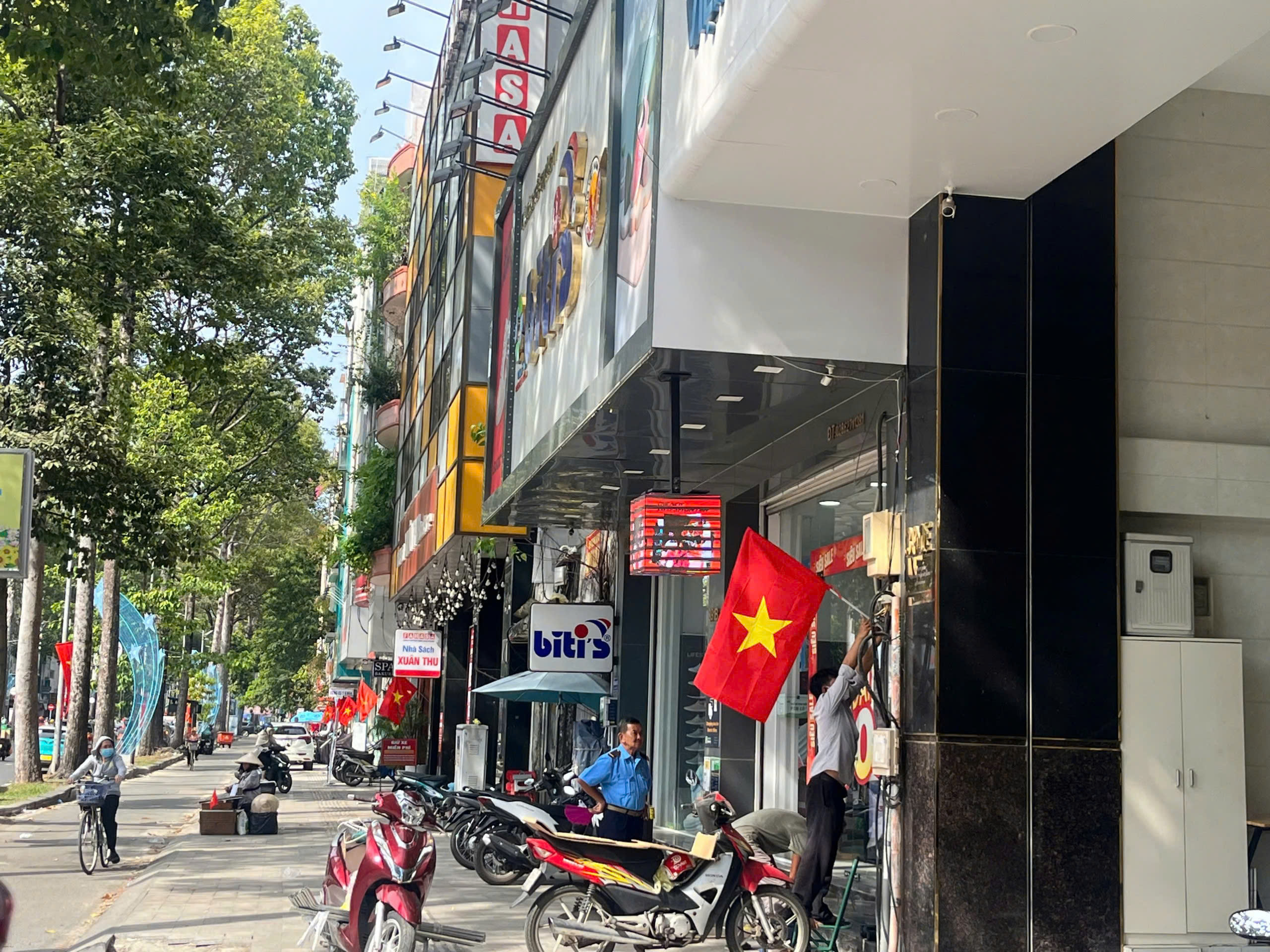 Tuyến đường Trần Hưng Đạo rợp b&oacute;ng cờ Tổ quốc ng&agrave;y kh&aacute;nh th&agrave;nh   - Ảnh 4.